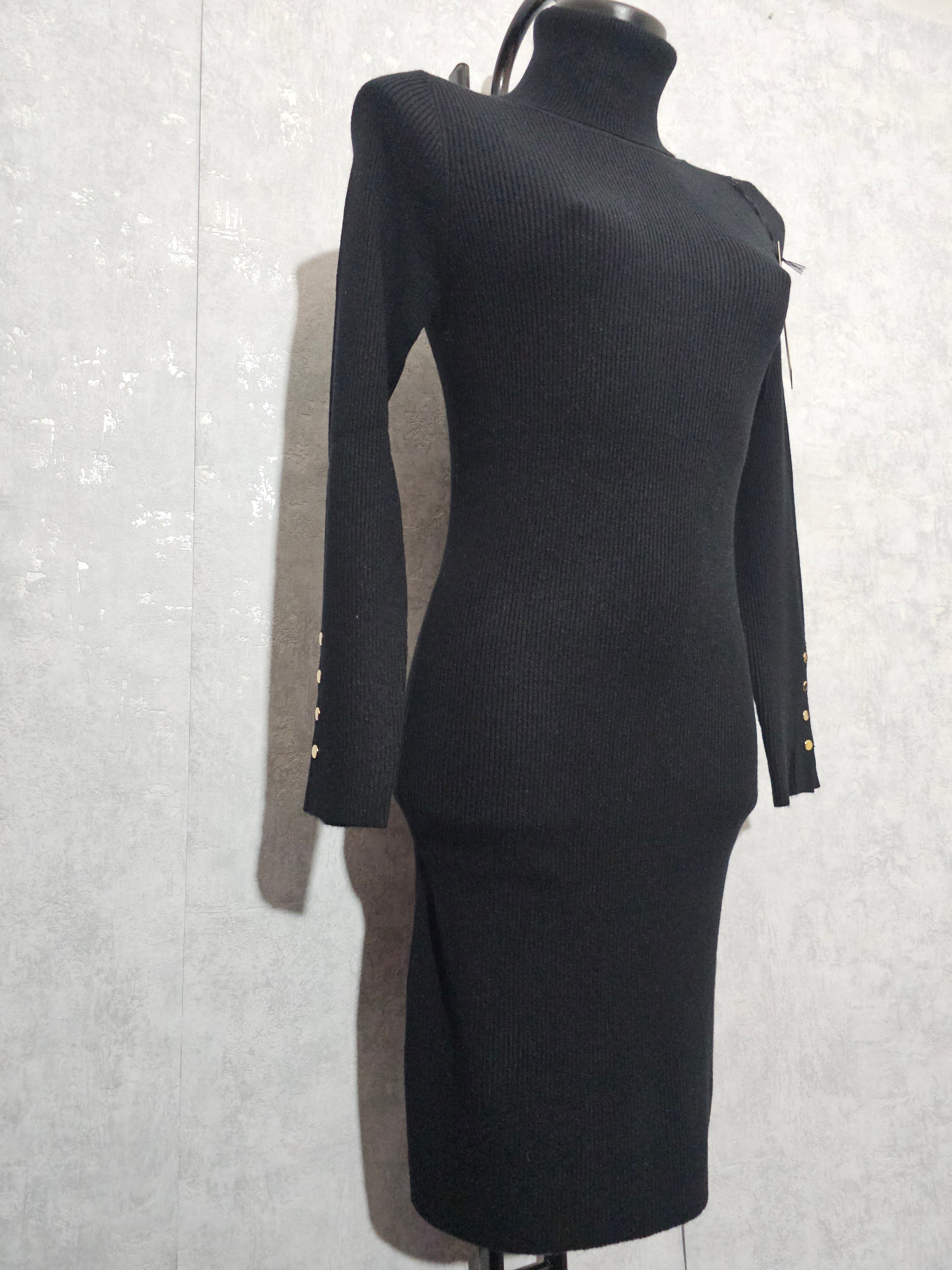 Elegantes Strickkleid mit Rollkragen & Goldknöpfen – Schwarz