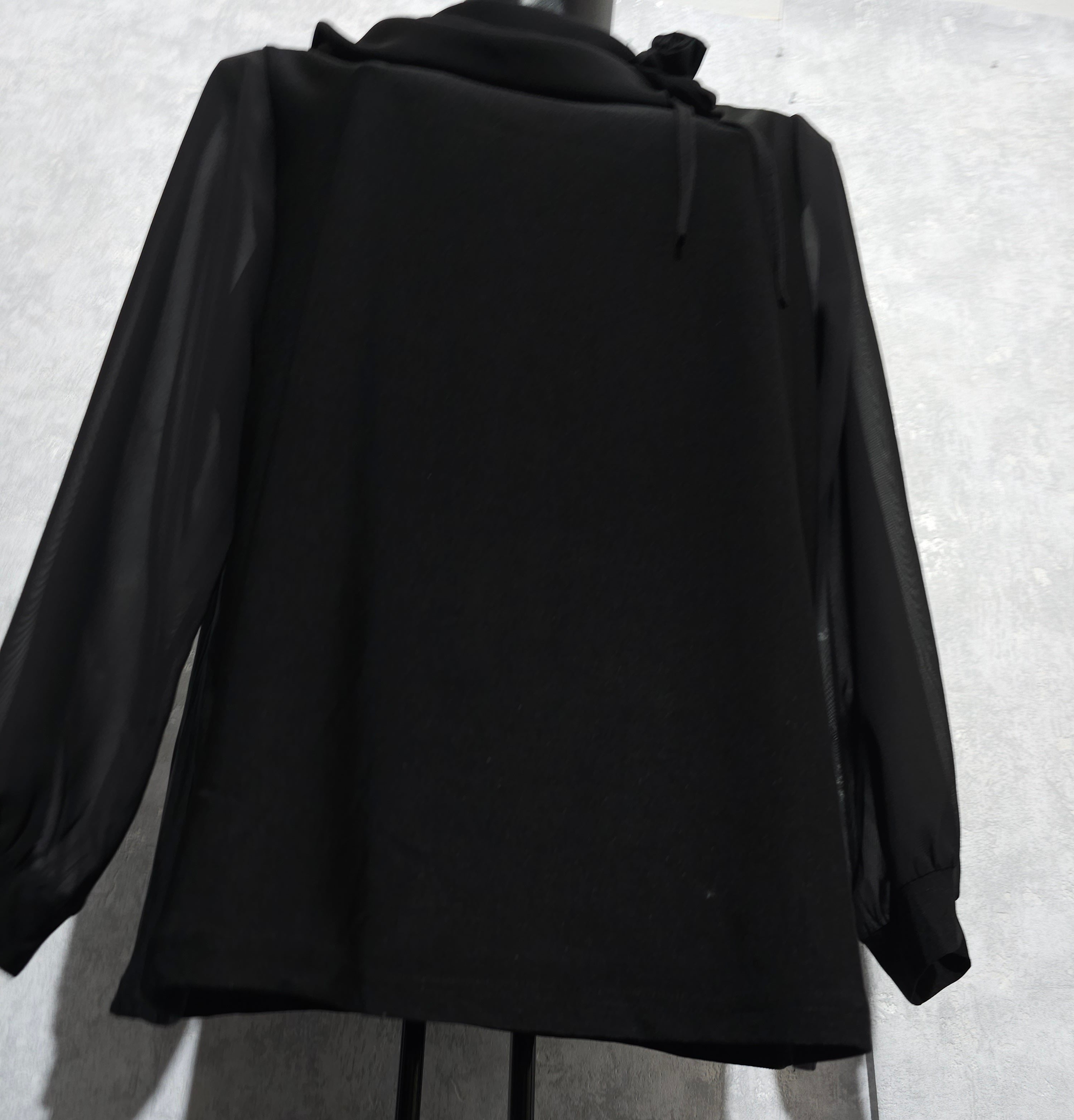 Elegante Chiffonbluse mit Blumen-Detail – Made in Europe