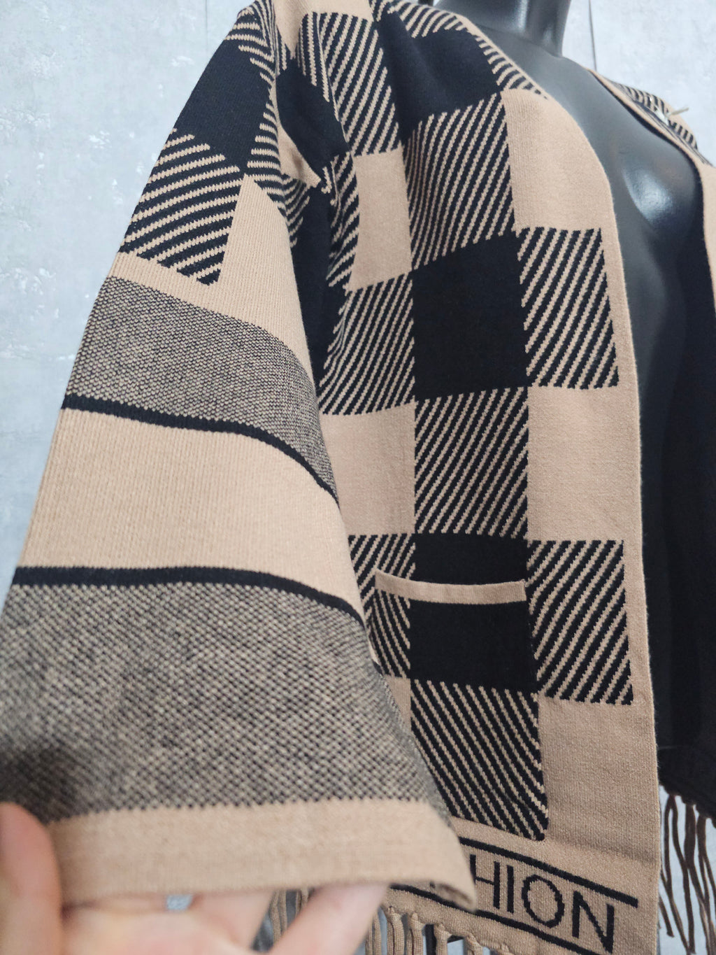 Paris Fashion Cardigan – Premium Kaschmir-Anteil, M/L – Beige/Schwarz, Fransen – Weich & Warm