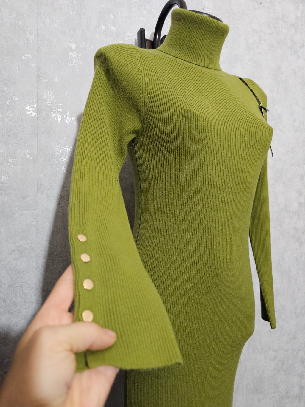 Elegantes Strickkleid Schwarz – Rollkragen & Goldknöpfe – Warm, Weich & Figurbetont, Größe M/L