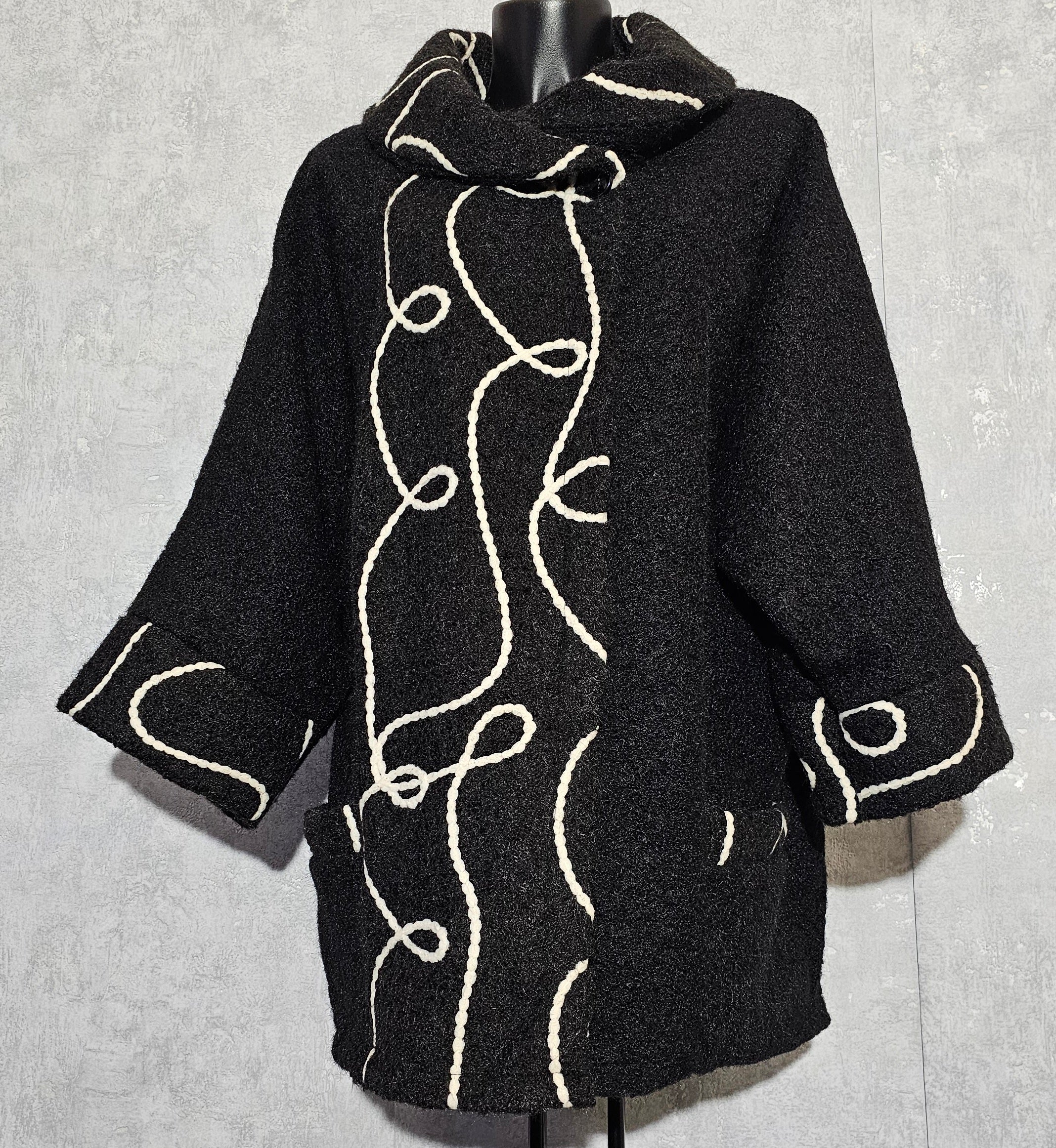 Eleganter Damen-Mantel mit Muster