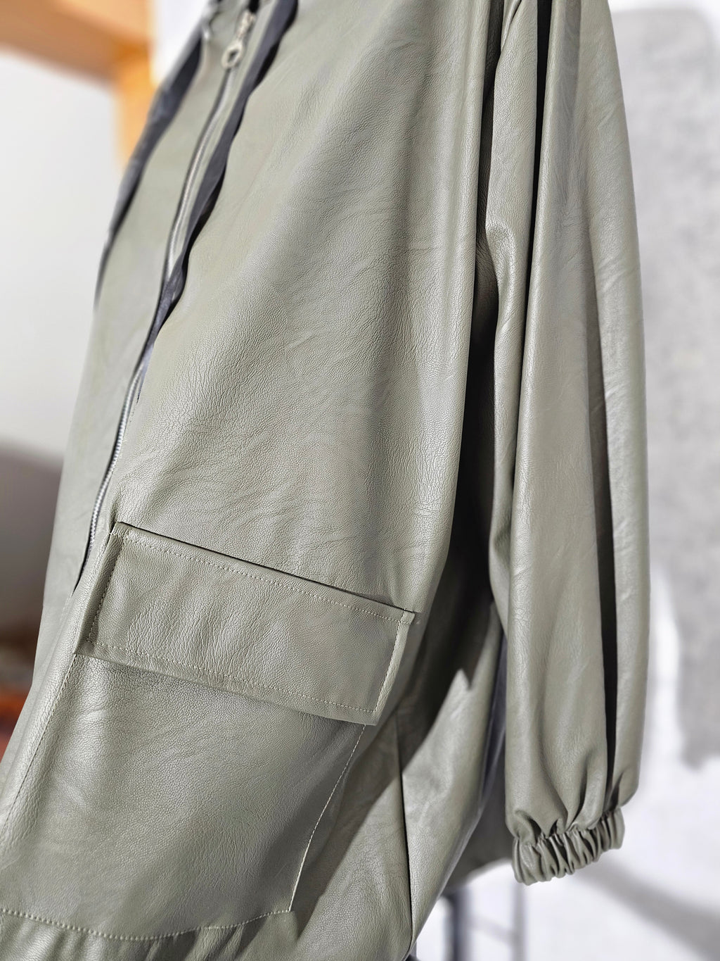Oversize Kunstleder-Jacke mit Kapuze