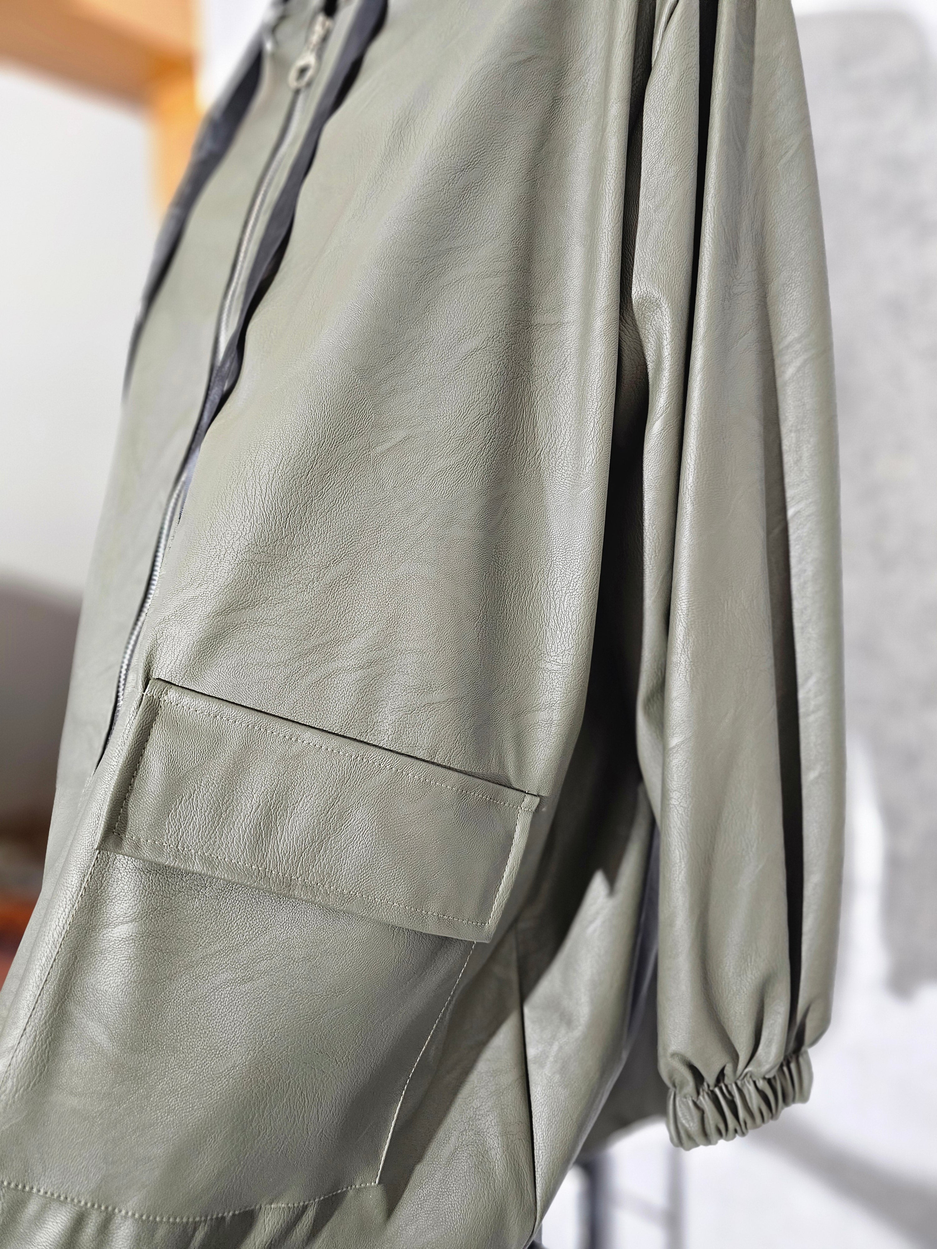 Oversize Kunstleder-Jacke mit Kapuze