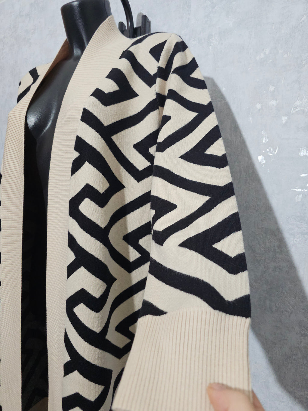 Eleganter langer Cardigan – Beige & Schwarz – hochwertig, weich & warm – M/L & L/XL