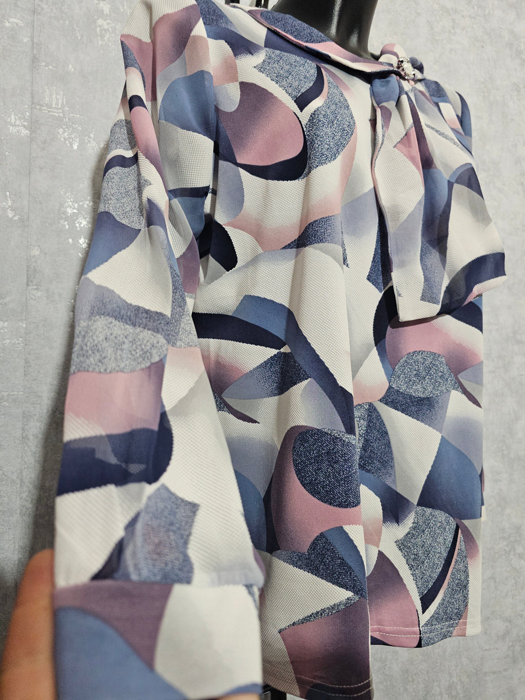 Elegante Damenbluse mit Schleife – Abstract Print | L–4XL