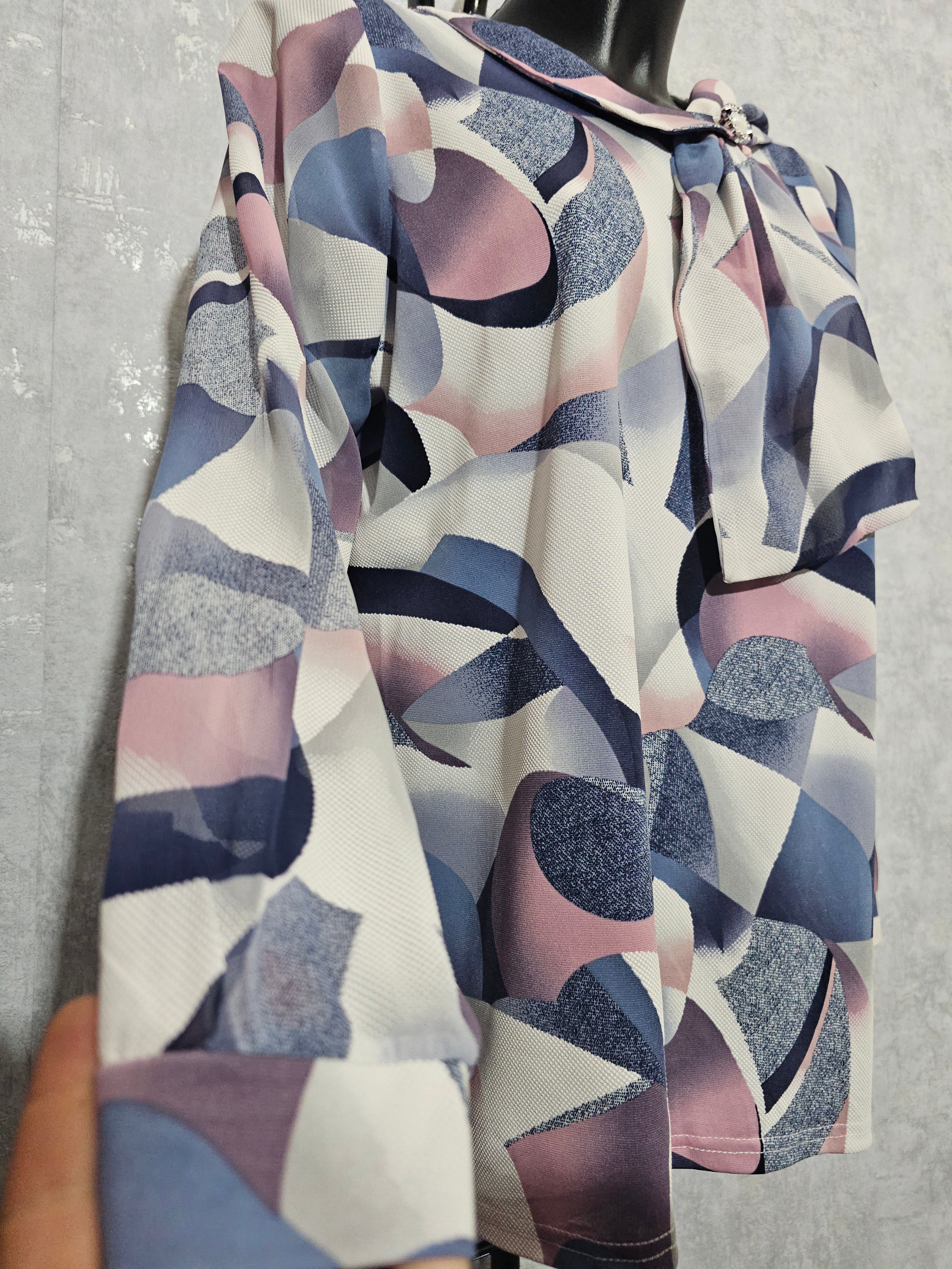 Elegante Damenbluse mit Schleife – Abstract Print | L–4XL