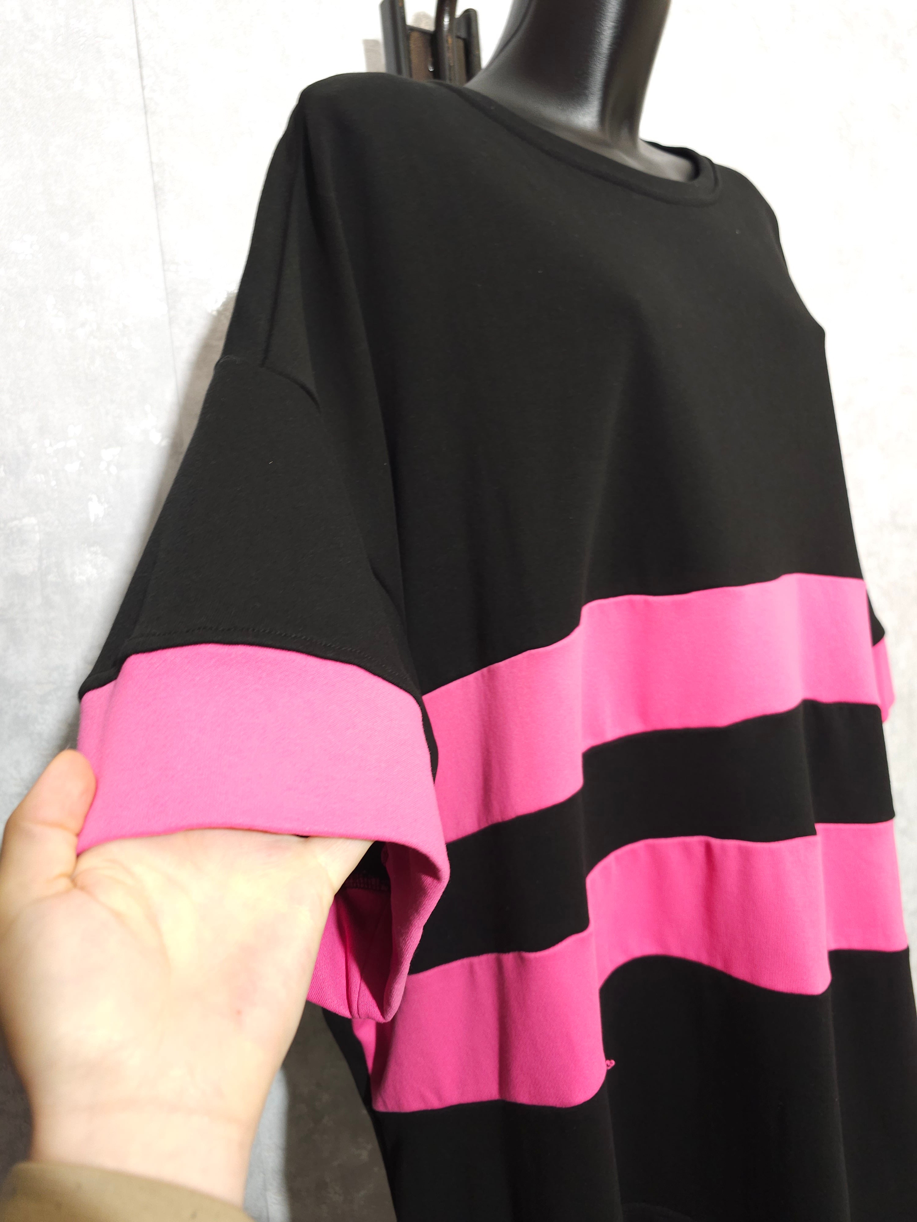 Oversize Tunika mit Streifen – Schwarz/Rosa (Plus Size)
