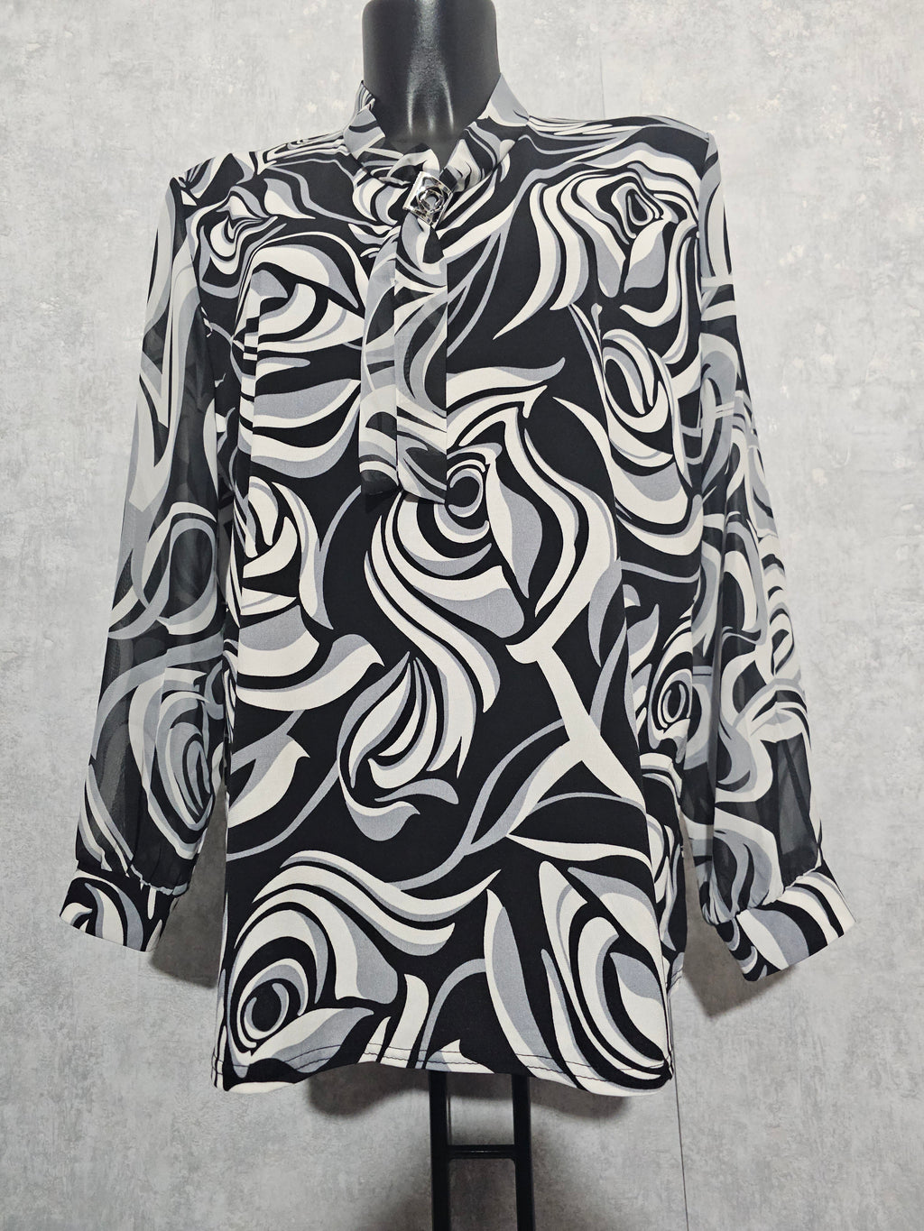 Elegante Damenbluse LINA mit Schwarz-Weiß Muster & Schmuckdetail – Made in Polen