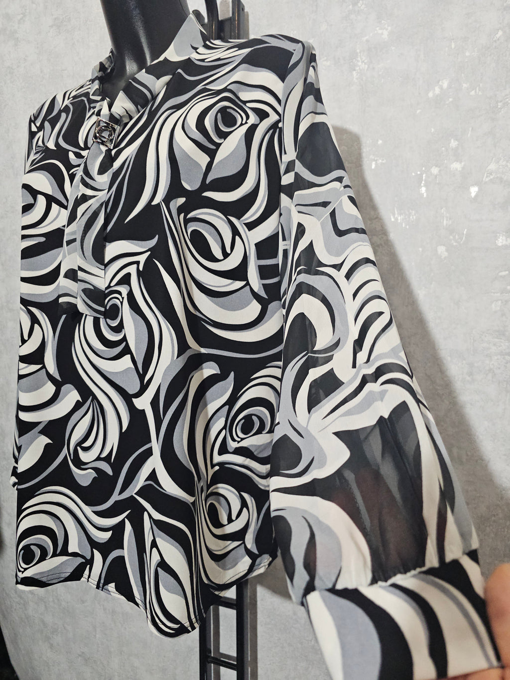 Elegante Damenbluse LINA mit Schwarz-Weiß Muster & Schmuckdetail – Made in Polen