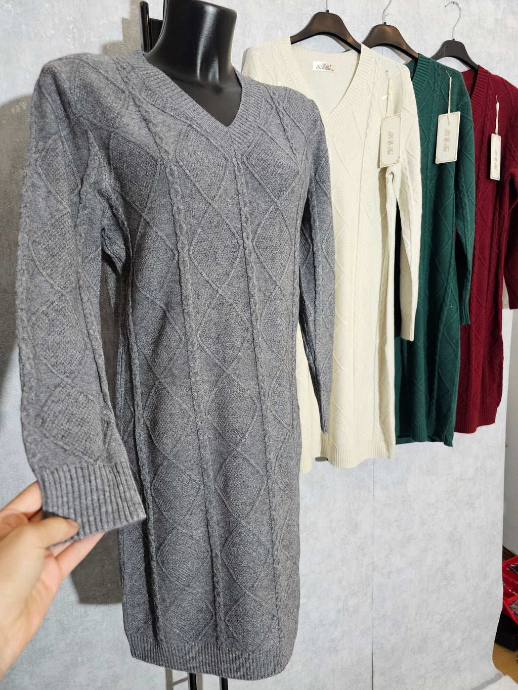 Elegantes Strickkleid mit V-Ausschnitt in L/XL – perfekt für Herbst & Winter. Weich, bequem und stilvoll
