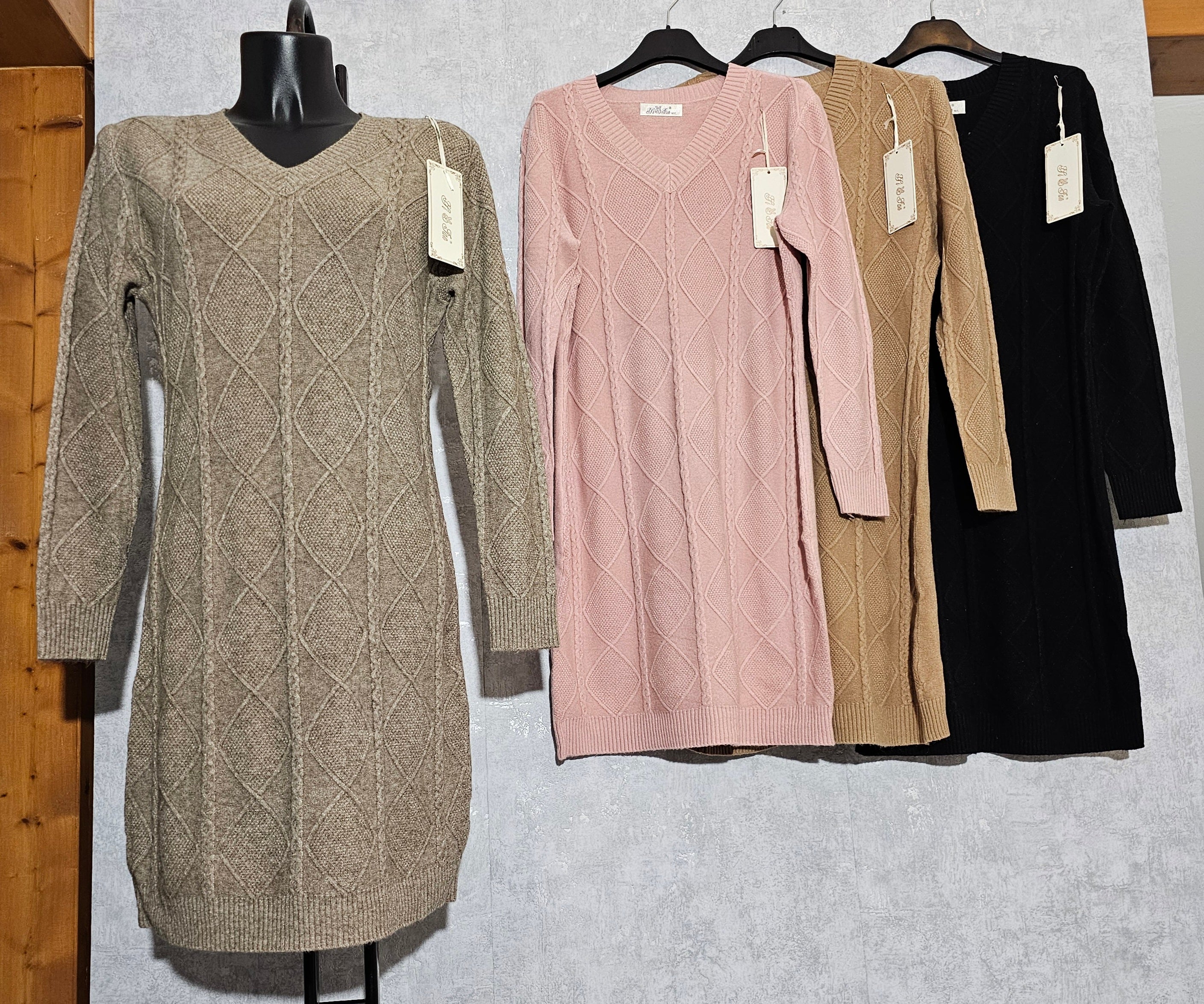 Elegantes Strickkleid mit V-Ausschnitt in M/L – perfekt für Herbst & Winter. Weich, bequem und stilvoll