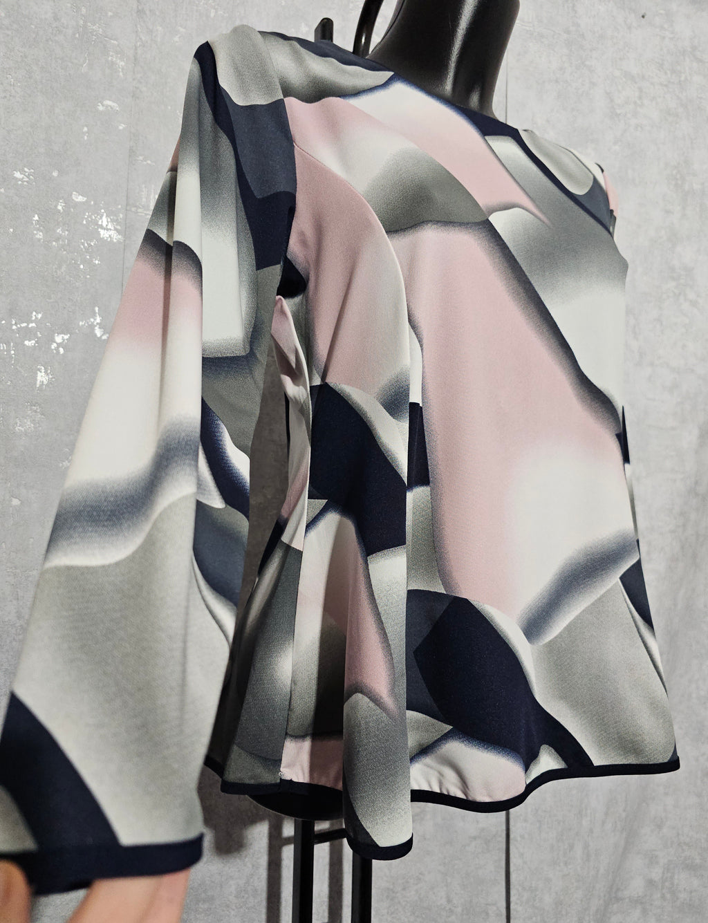 Elegante Bluse mit modernem Print – L–XXL