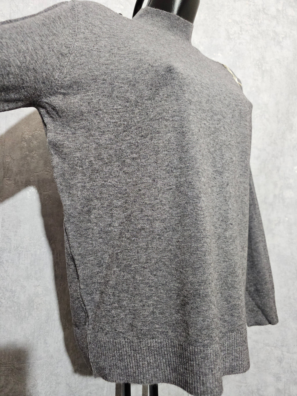 Oversize Damen Pullover mit goldenen Bienenknöpfen • Weich & Warm • M/L – L/XL • Casual & Elegant • Grau