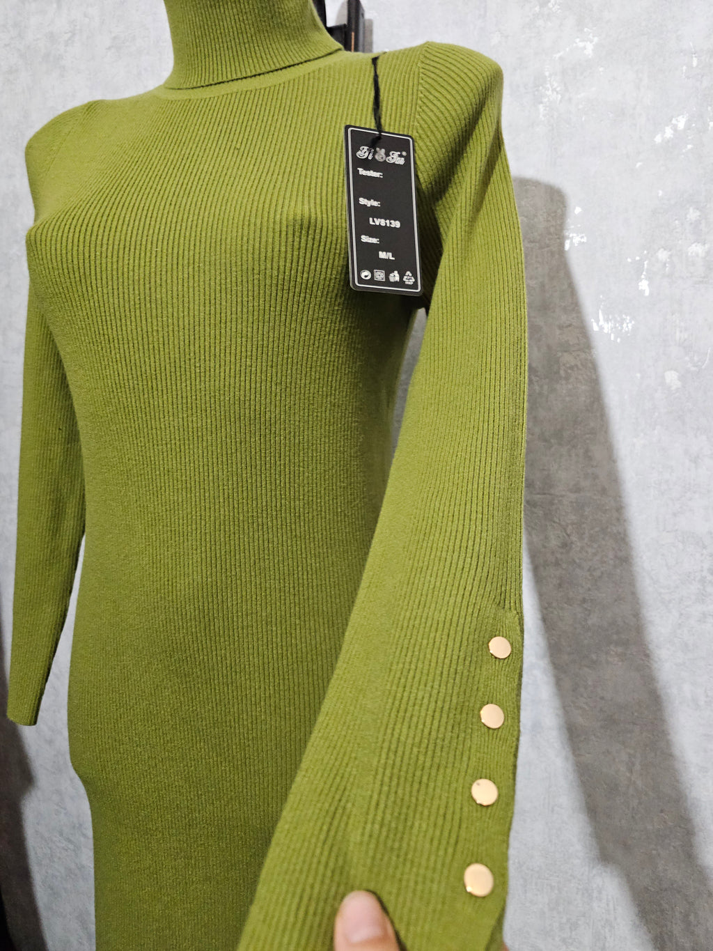 Elegantes Strickkleid Schwarz – Rollkragen & Goldknöpfe – Warm, Weich & Figurbetont, Größe M/L