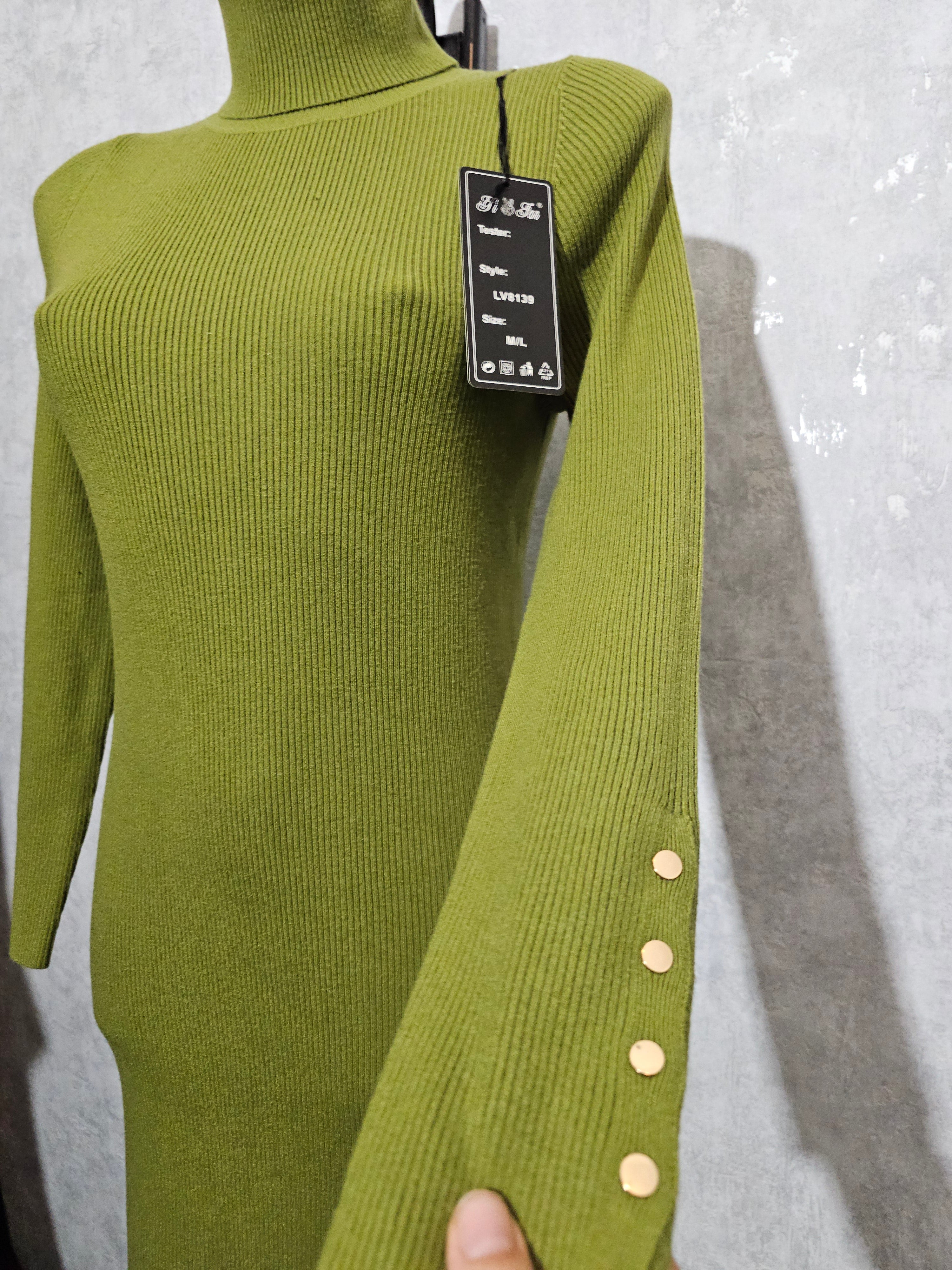 Elegantes Strickkleid Schwarz – Rollkragen & Goldknöpfe – Warm, Weich & Figurbetont, Größe M/L