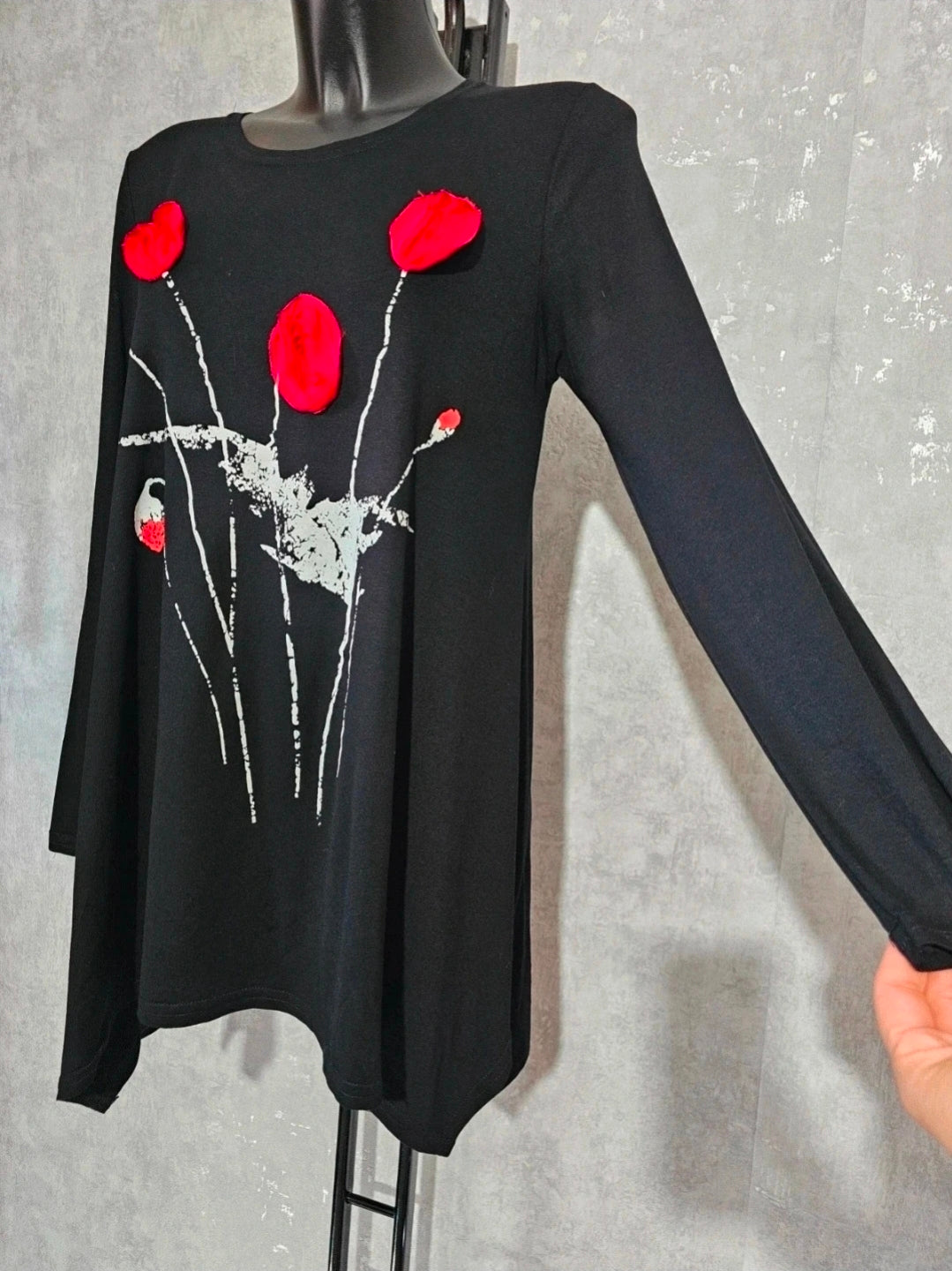 Elegante Damen Tunika mit 3D-Blumen – Schwarz/Rot – Größe 48