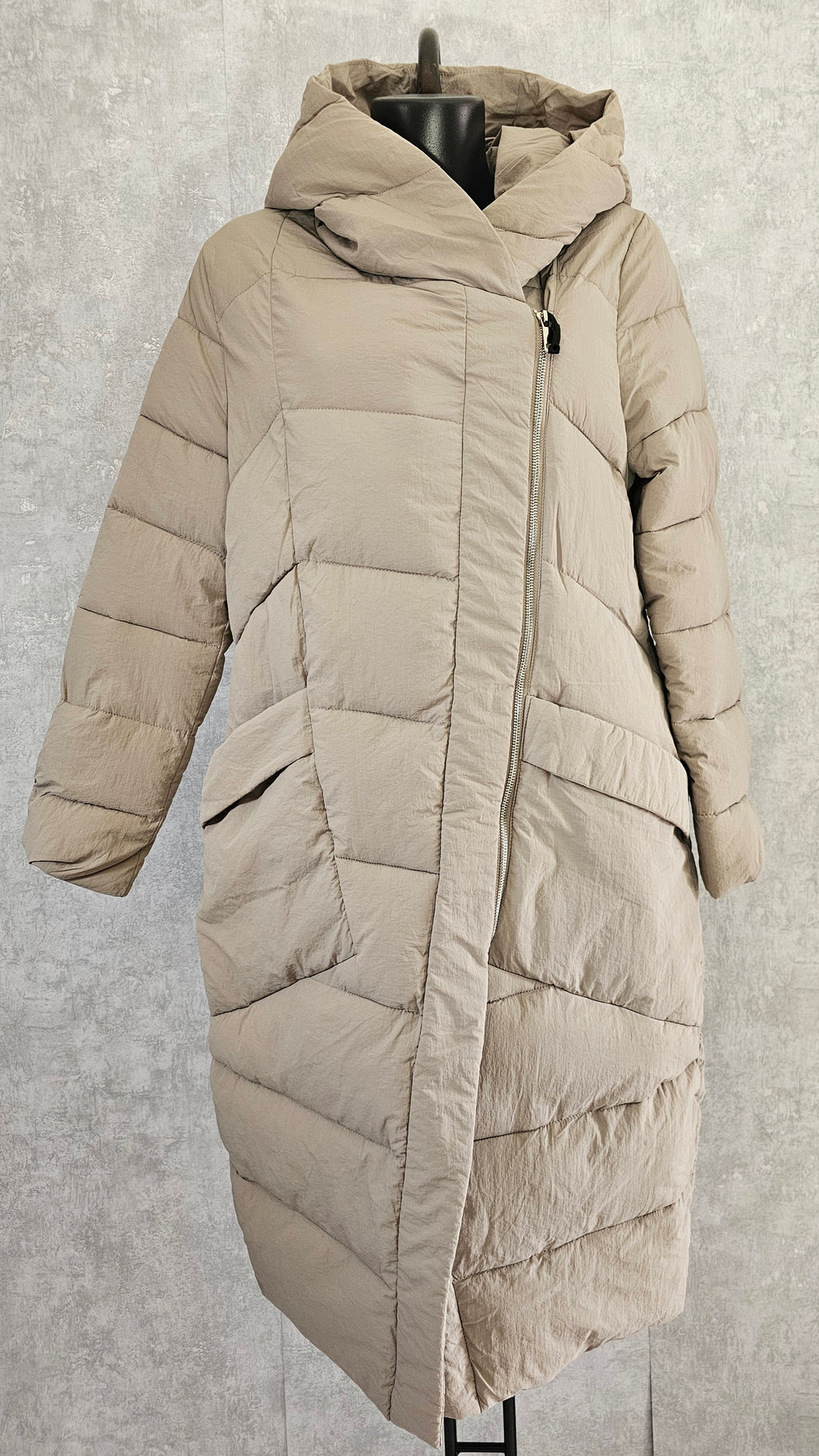 Lange Damen Winterjacke mit Kapuze