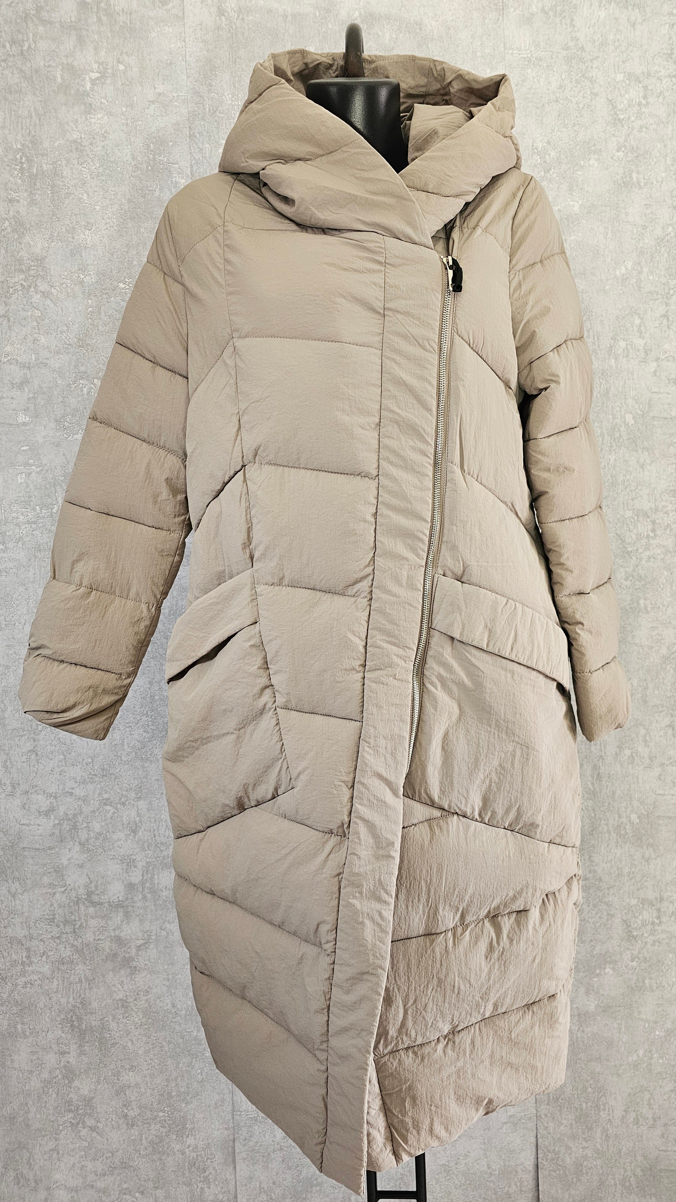 Lange Damen Winterjacke mit Kapuze