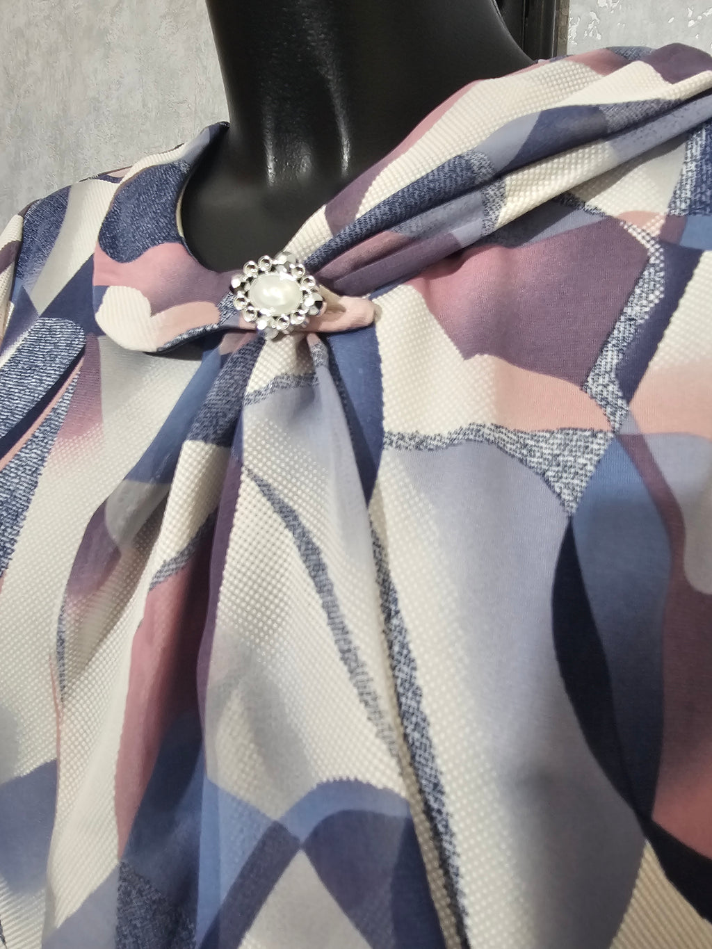 Elegante Damenbluse mit Schleife – Abstract Print | L–4XL