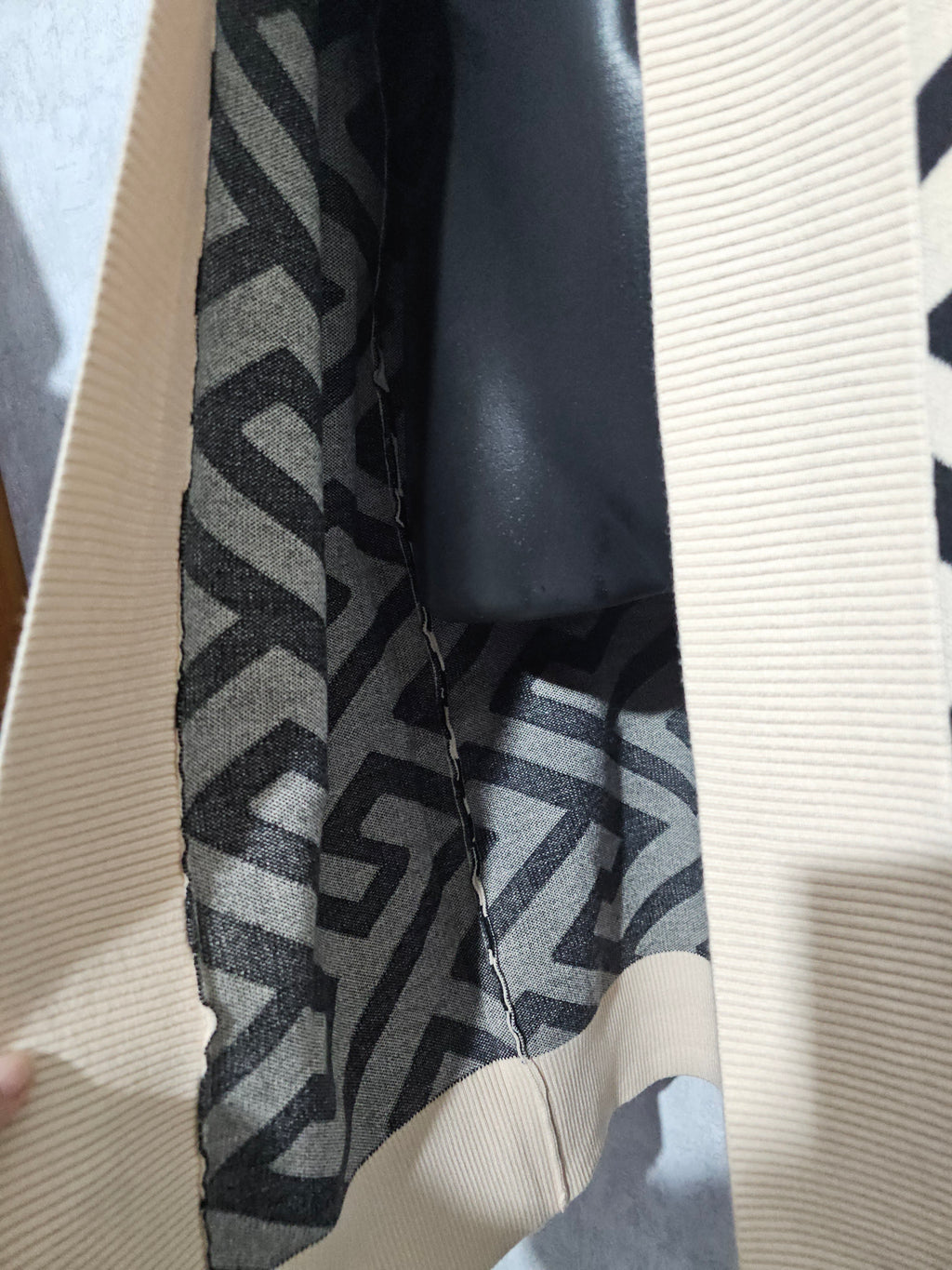 Eleganter langer Cardigan – Beige & Schwarz – hochwertig, weich & warm – M/L & L/XL