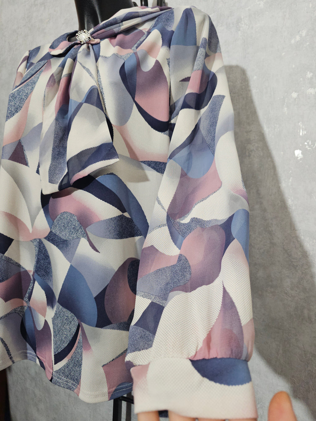 Elegante Damenbluse mit Schleife – Abstract Print | L–4XL