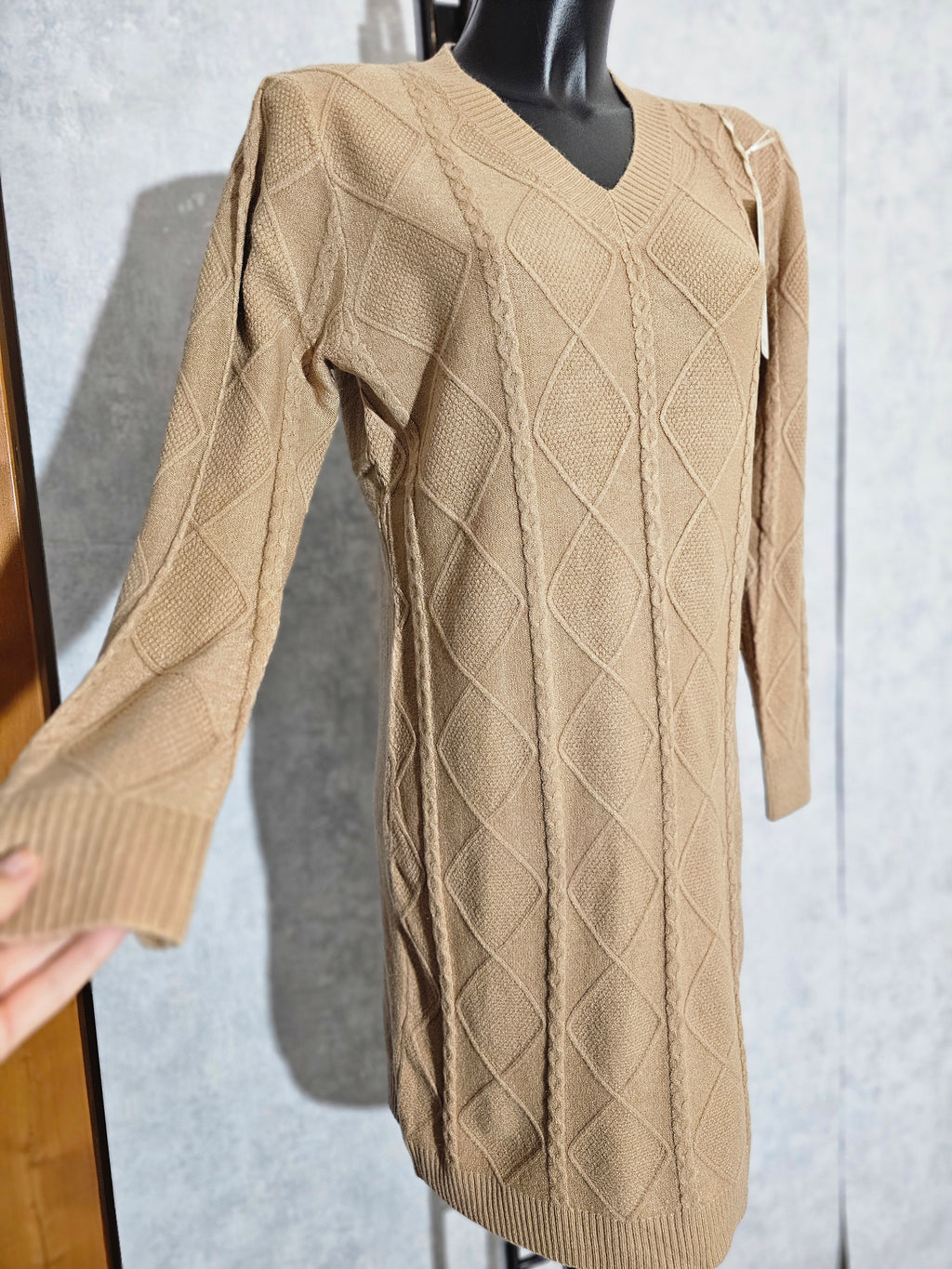 Elegantes Strickkleid mit V-Ausschnitt in M/L – perfekt für Herbst & Winter. Weich, bequem und stilvoll