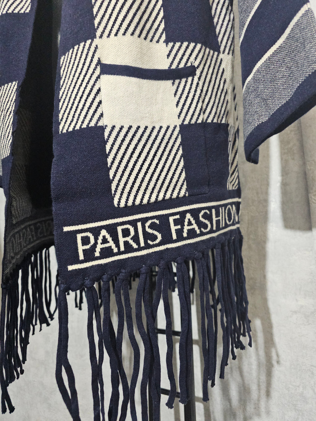 Paris Fashion Cardigan – Premium Kaschmir-Anteil, XL/XXL – Navy/Weiß, Fransen – Weich & Warm