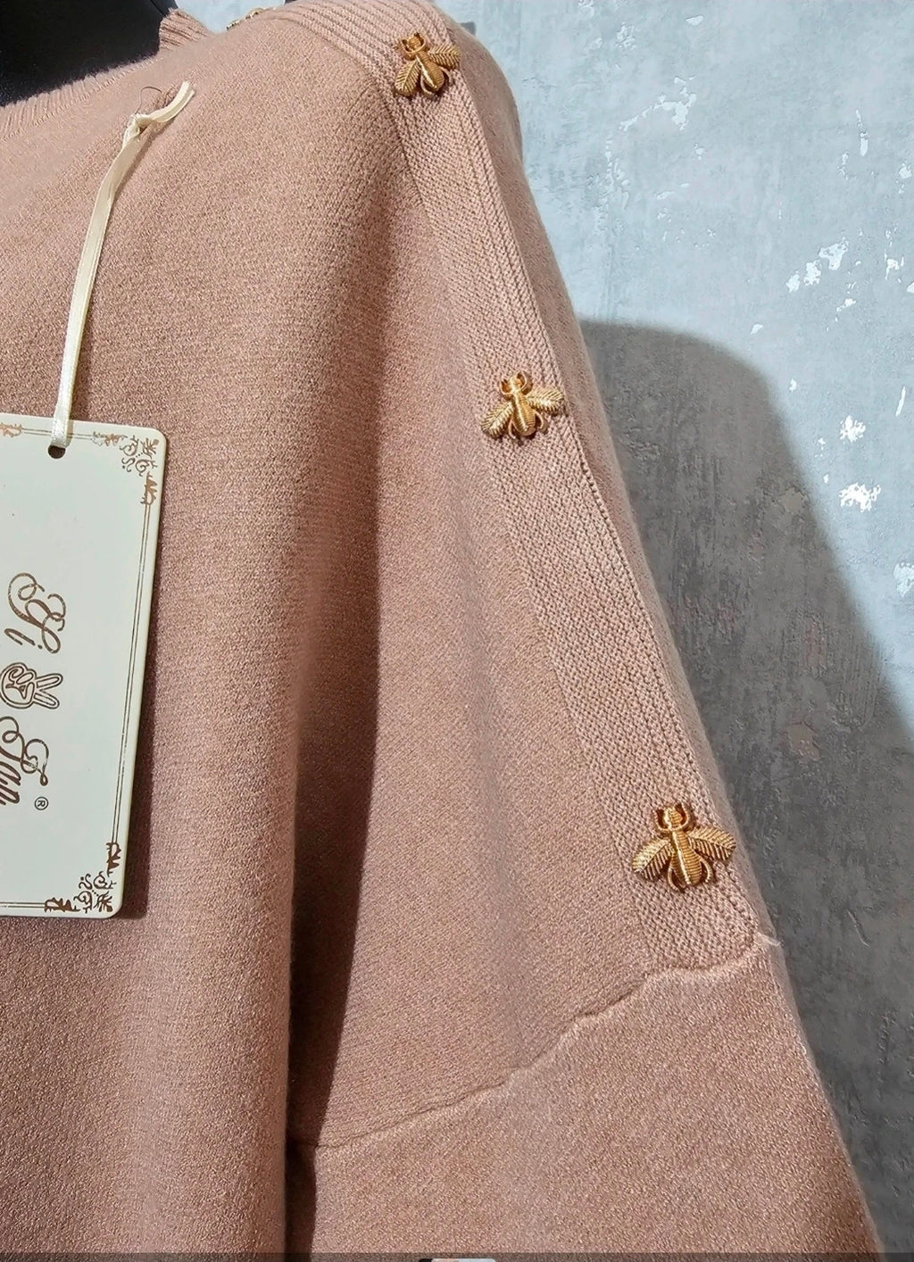 Weicher Premium-Pullover / Tunika mit goldenen Details