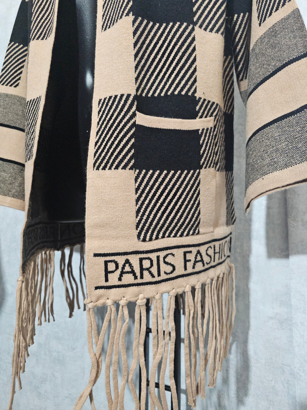 Paris Fashion Cardigan – Premium Kaschmir-Anteil, M/L – Beige/Schwarz, Fransen – Weich & Warm