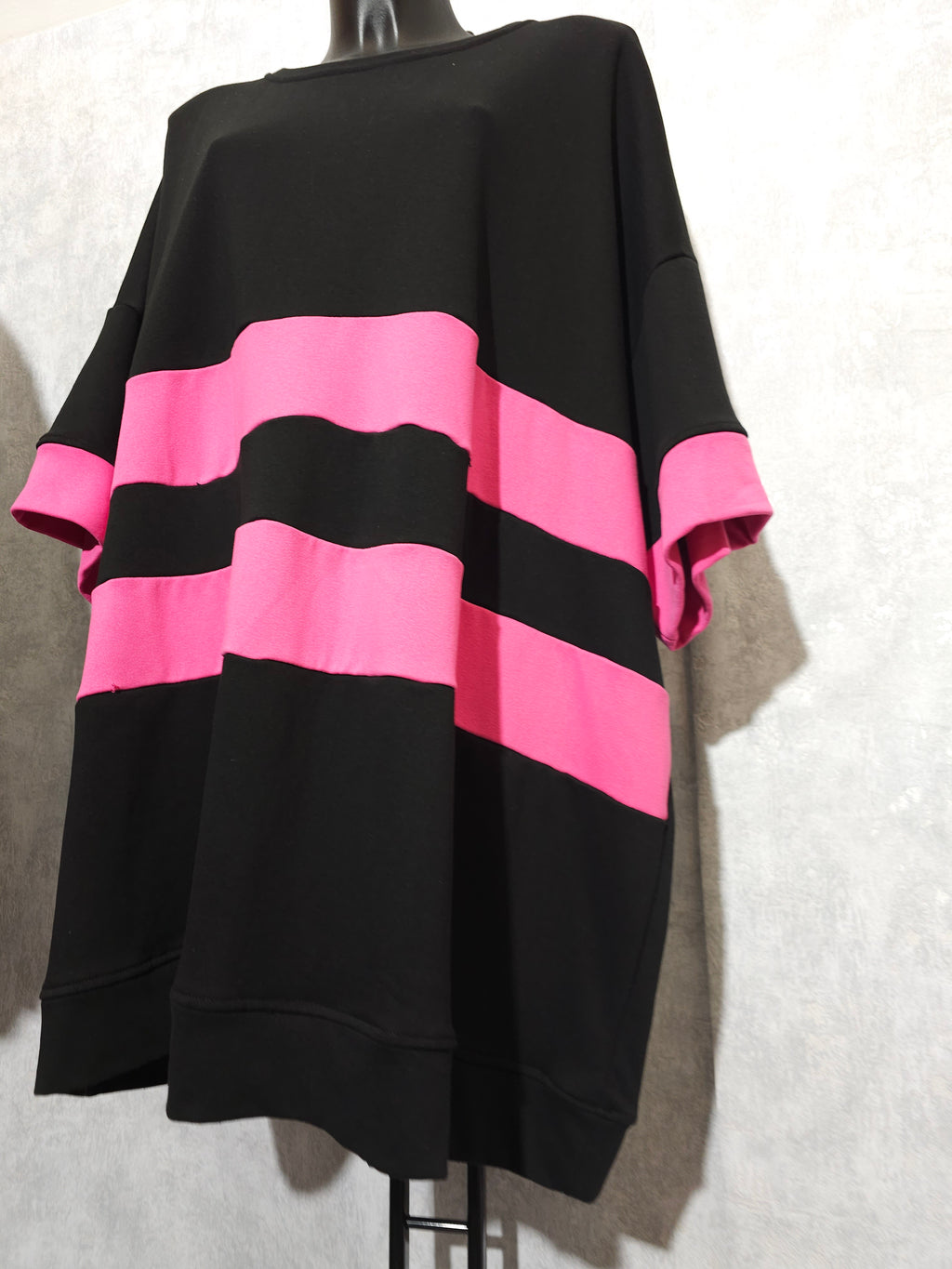 Oversize Tunika mit Streifen – Schwarz/Rosa (Plus Size)