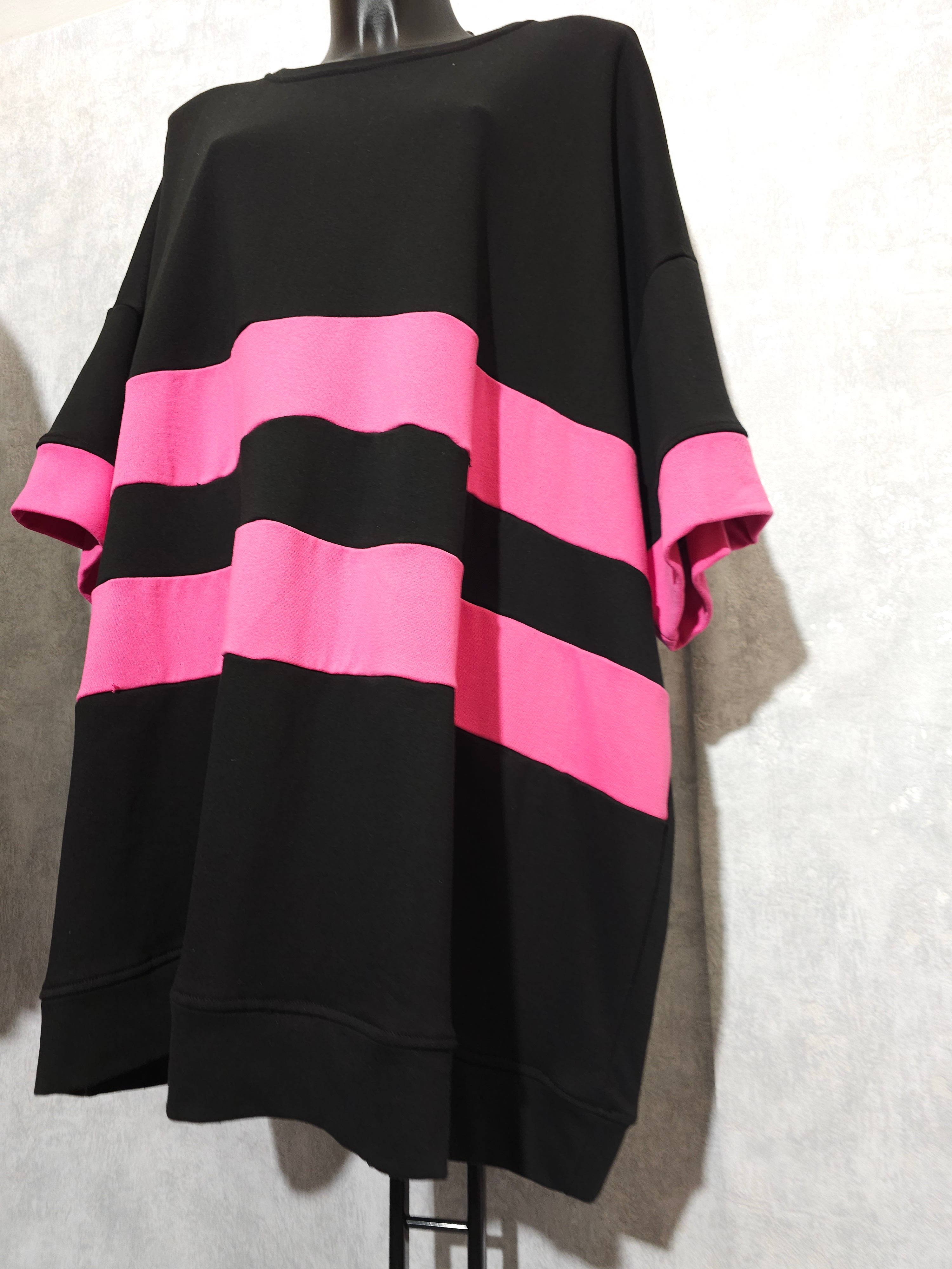 Oversize Tunika mit Streifen – Schwarz/Rosa (Plus Size)