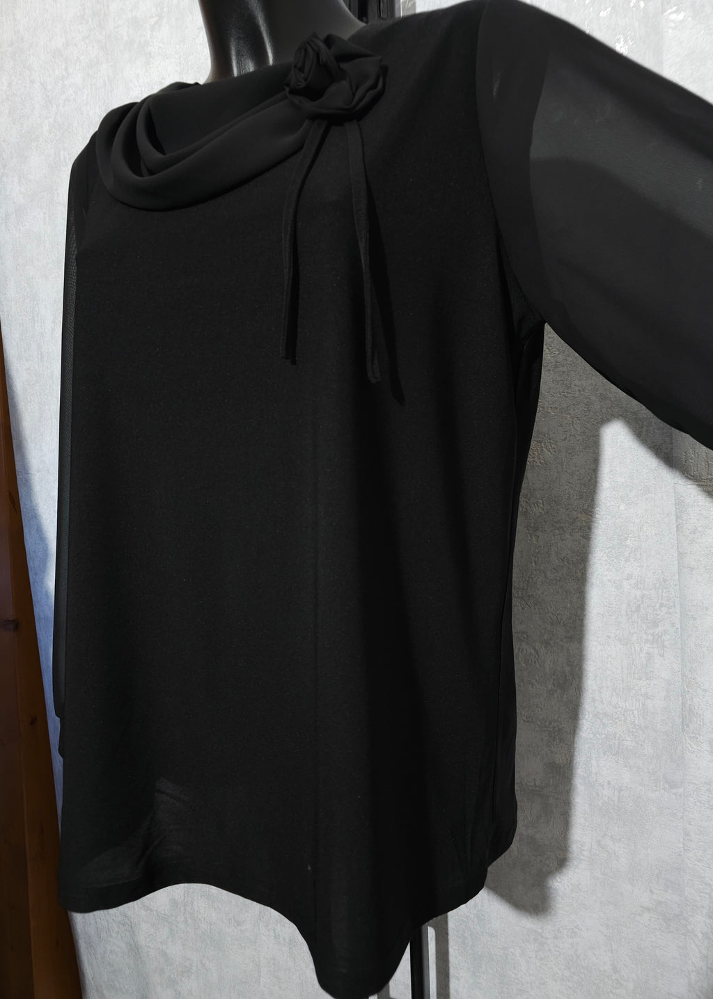 Elegante Chiffonbluse mit Blumen-Detail – Made in Europe