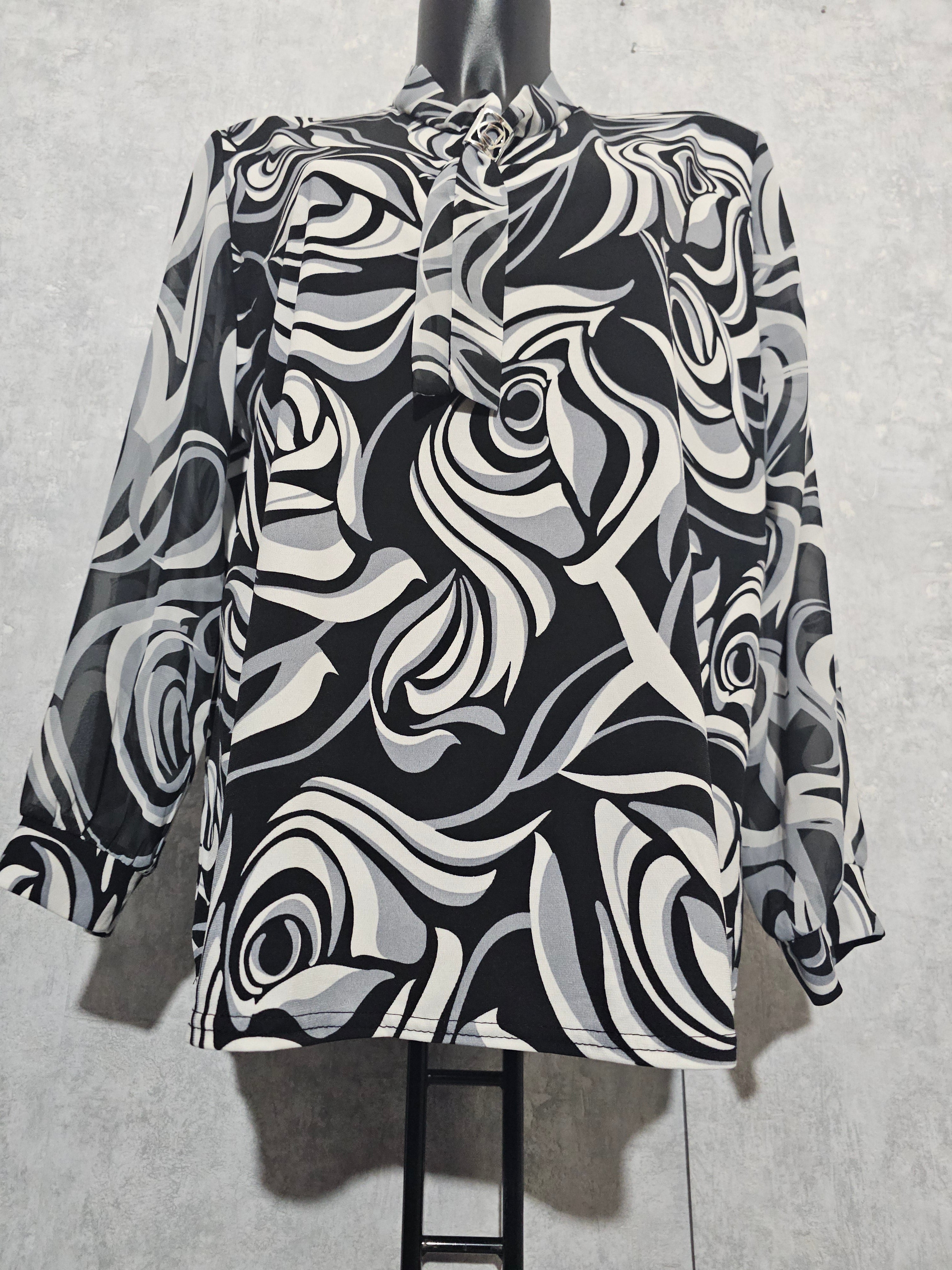 Elegante Damenbluse LINA mit Schwarz-Weiß Muster & Schmuckdetail – Made in Polen