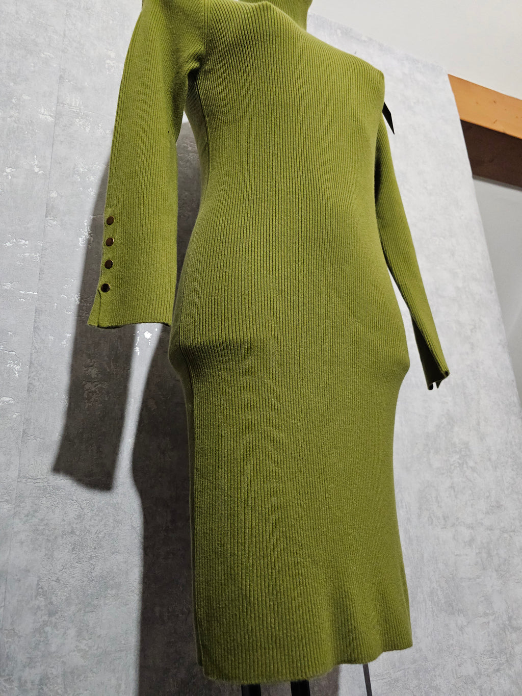 Elegantes Strickkleid Schwarz – Rollkragen & Goldknöpfe – Warm, Weich & Figurbetont, Größe M/L