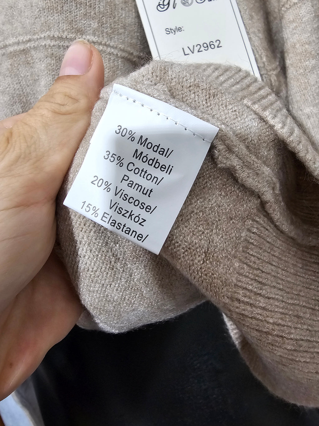 Weicher Pullover mit feinen Streifen