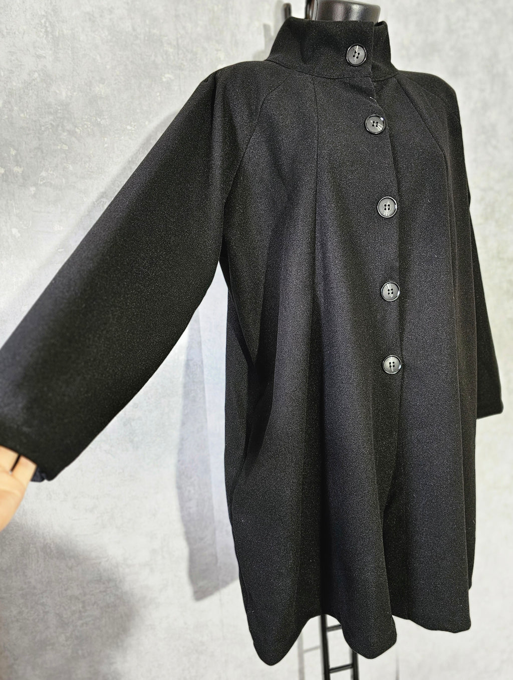 Eleganter Damen-Mantel aus 100 % Viskose