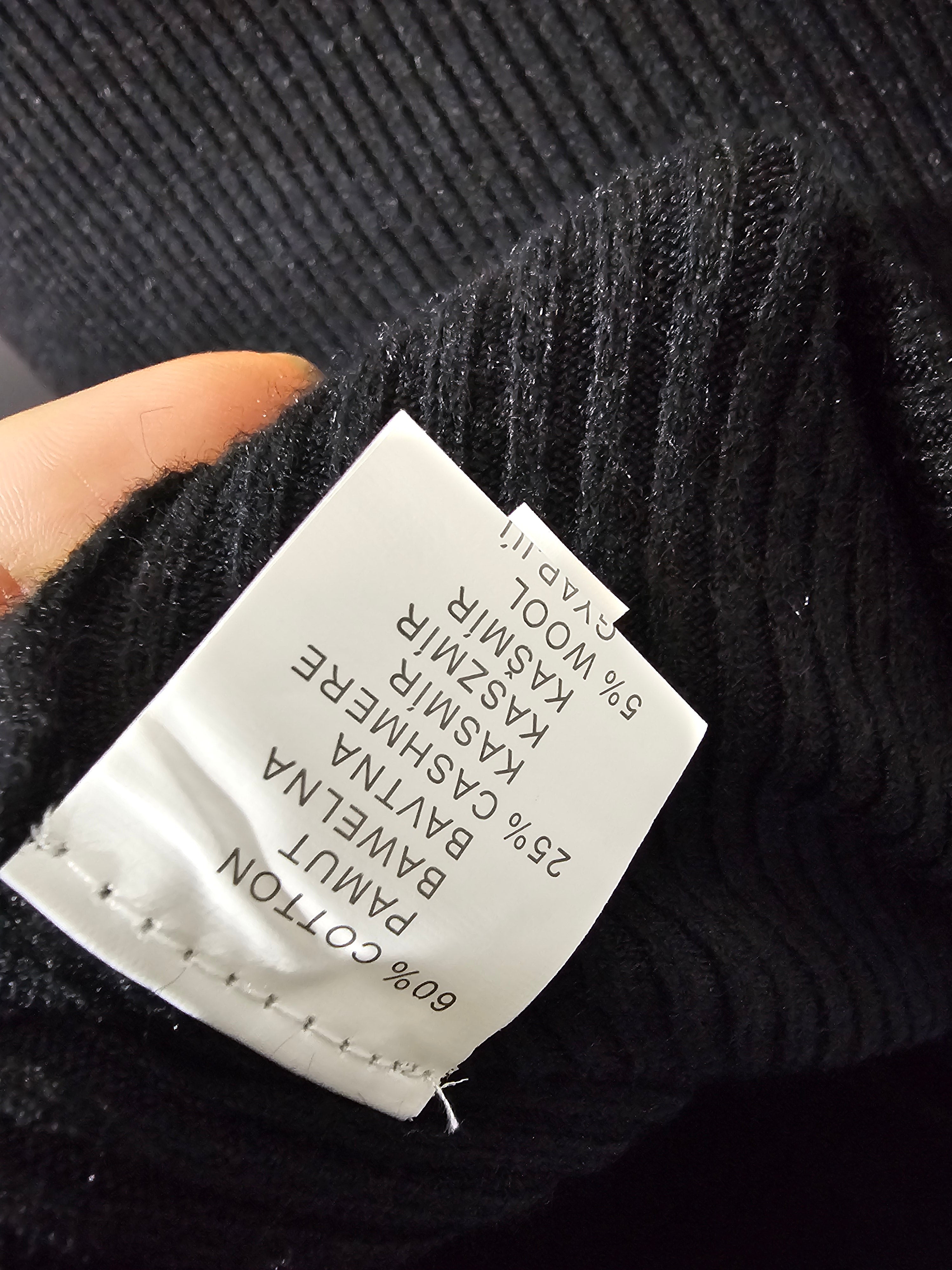 Elegantes Strickkleid mit Rollkragen & Goldknöpfen – Schwarz