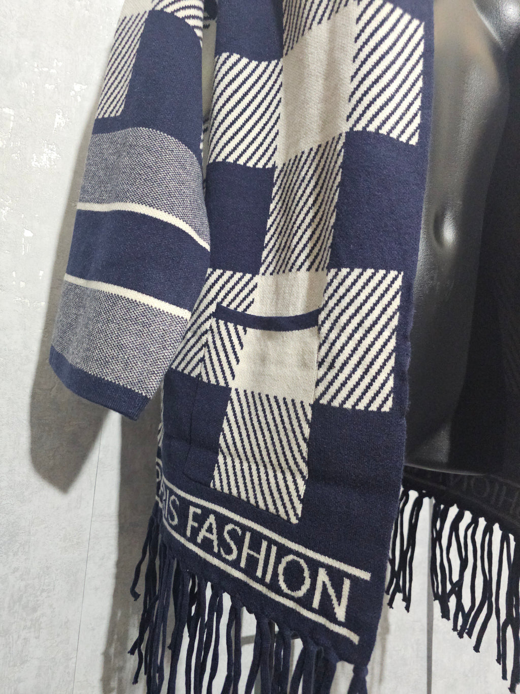 Paris Fashion Cardigan – Premium Kaschmir-Anteil, XL/XXL – Navy/Weiß, Fransen – Weich & Warm