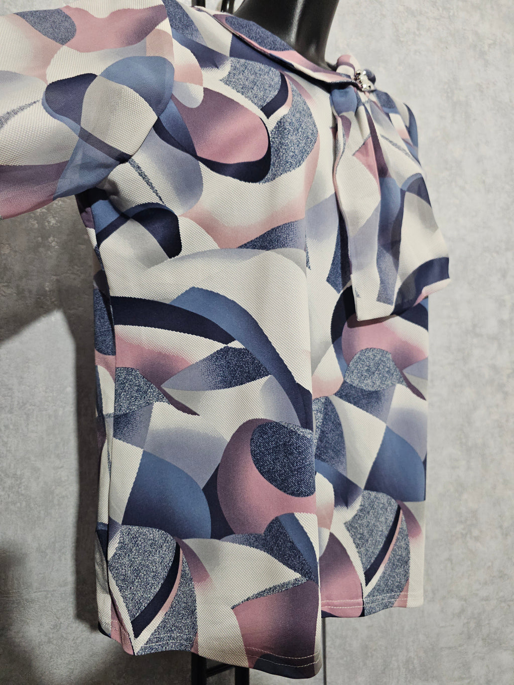 Elegante Damenbluse mit Schleife – Abstract Print | L–4XL