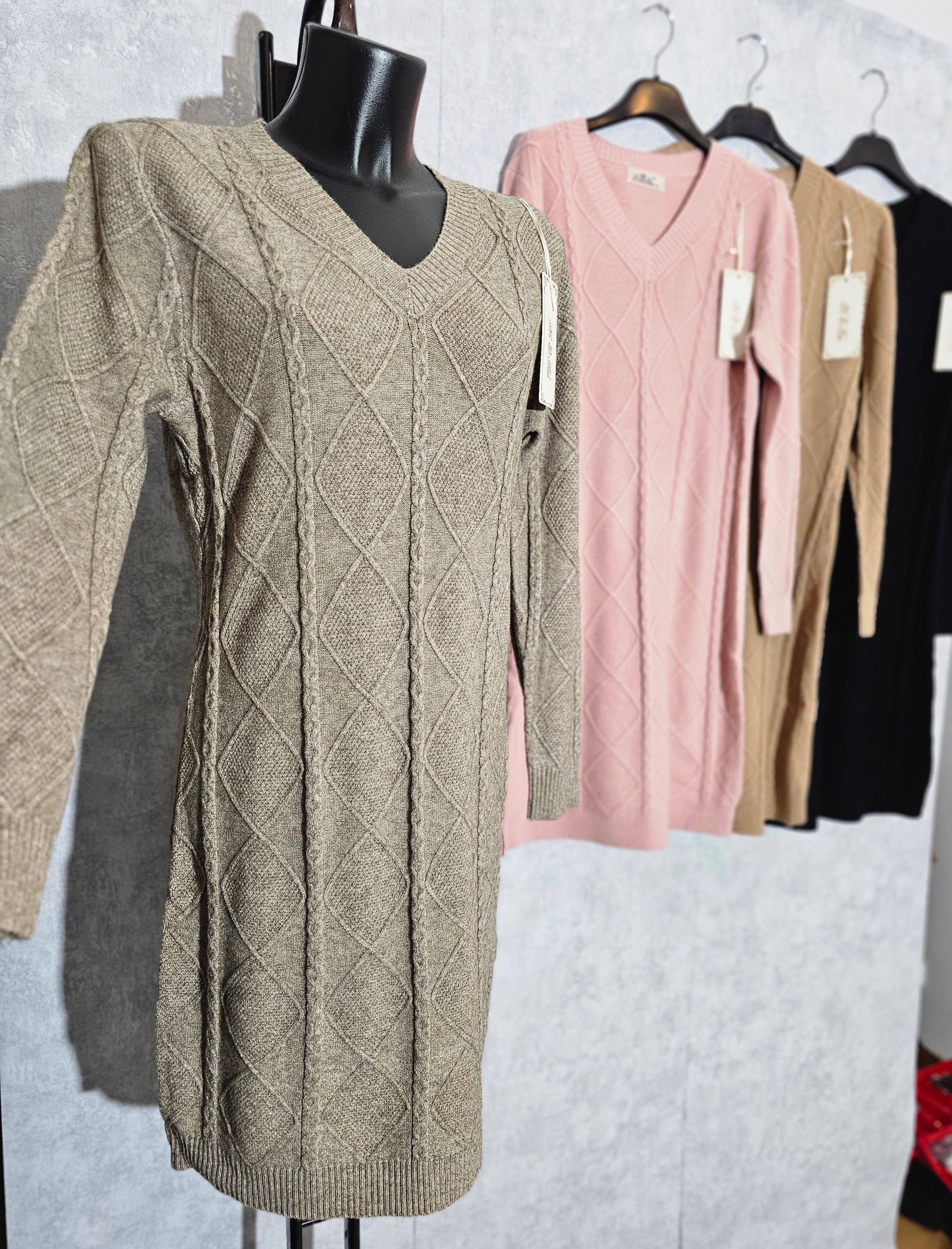 Elegantes Strickkleid mit V-Ausschnitt in M/L – perfekt für Herbst & Winter. Weich, bequem und stilvoll