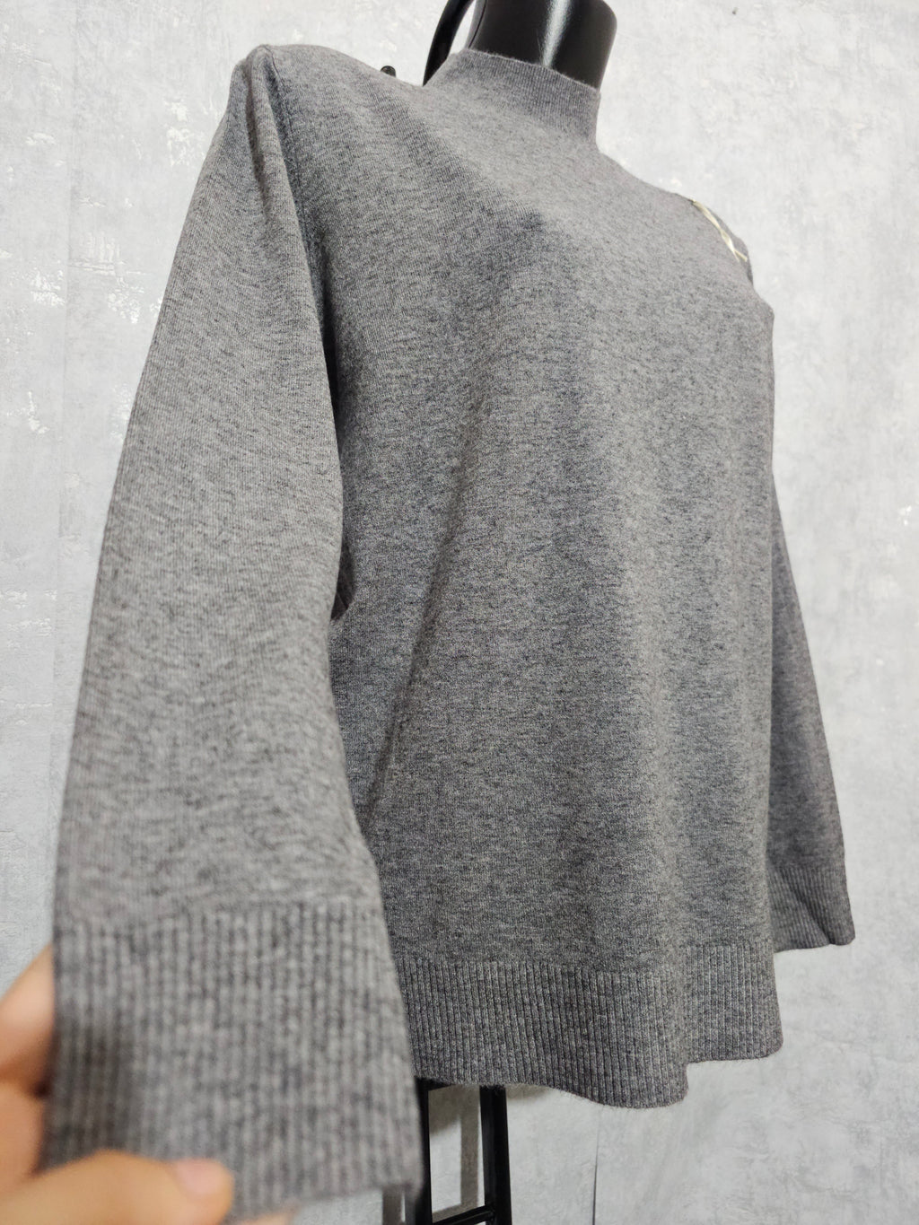 Oversize Damen Pullover mit goldenen Bienenknöpfen • Weich & Warm • M/L – L/XL • Casual & Elegant • Grau