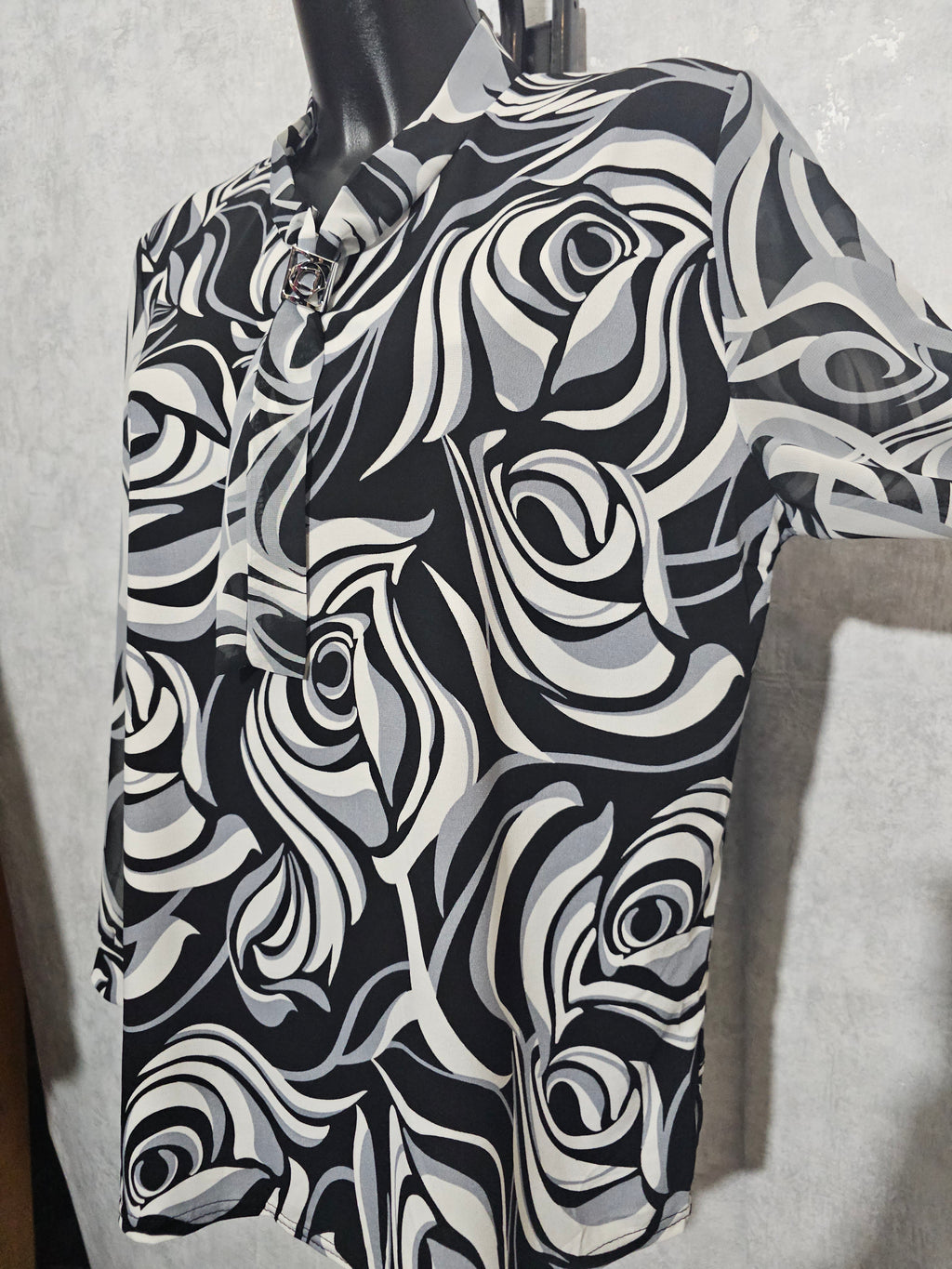 Elegante Damenbluse LINA mit Schwarz-Weiß Muster & Schmuckdetail – Made in Polen