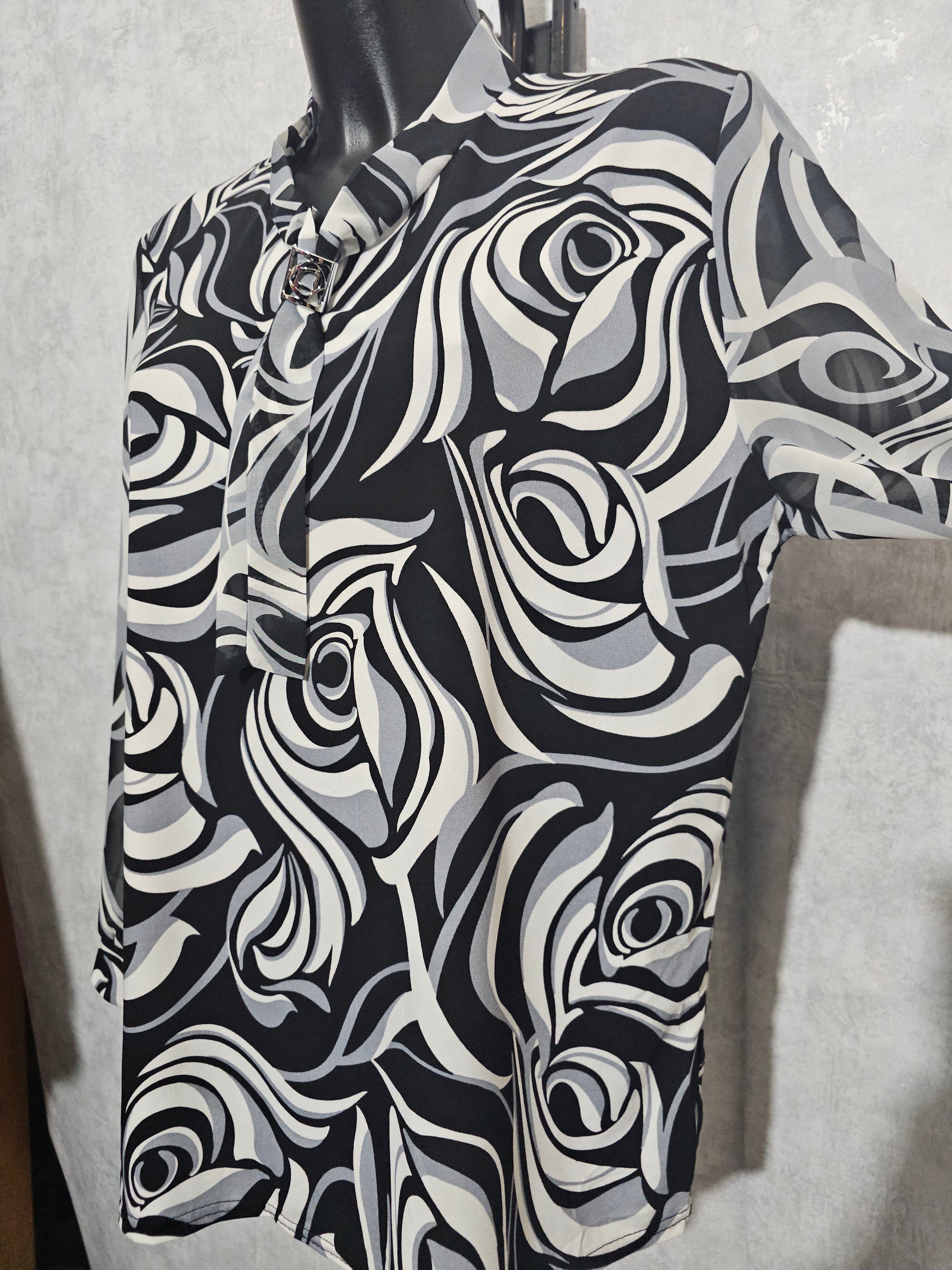 Elegante Damenbluse LINA mit Schwarz-Weiß Muster & Schmuckdetail – Made in Polen