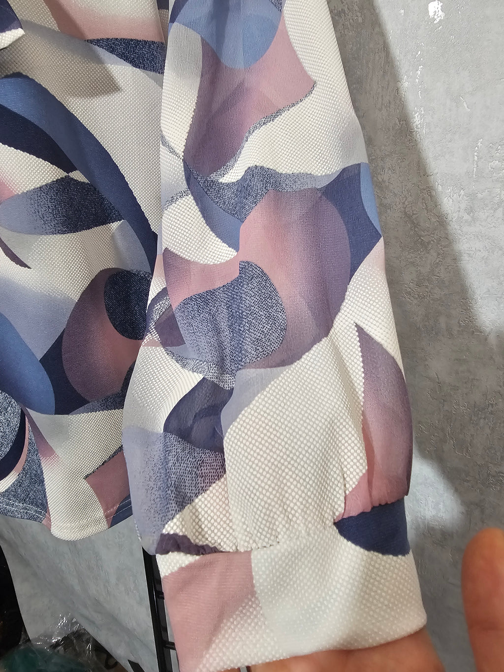 Elegante Damenbluse mit Schleife – Abstract Print | L–4XL