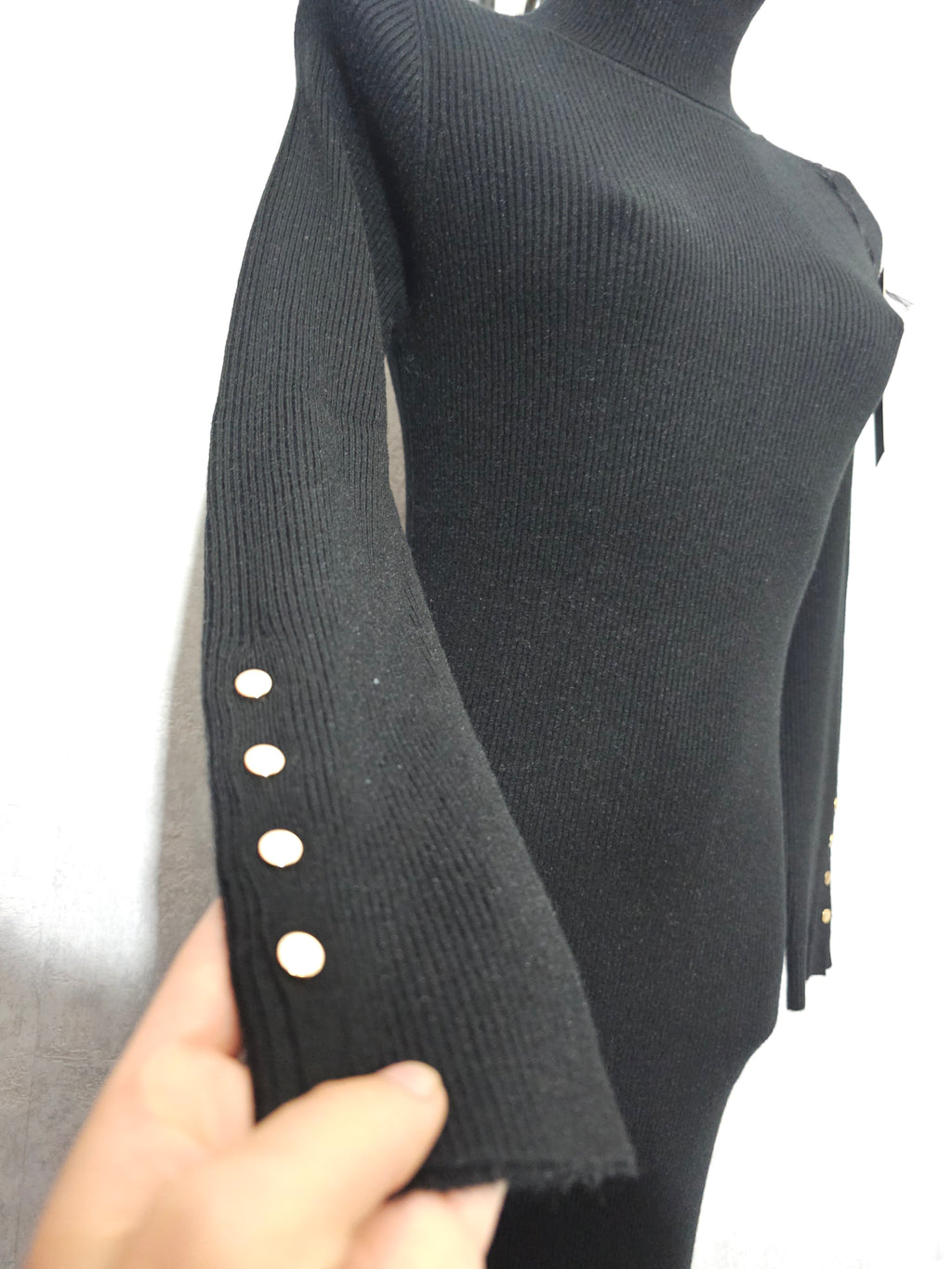 Elegantes Strickkleid Schwarz – Rollkragen & Goldknöpfe – Warm, Weich & Figurbetont, Größe M/L