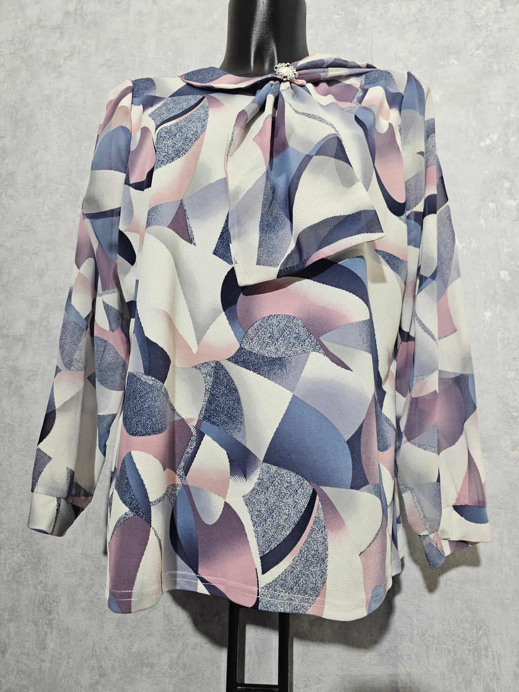 Elegante Damenbluse mit Schleife – Abstract Print | L–4XL