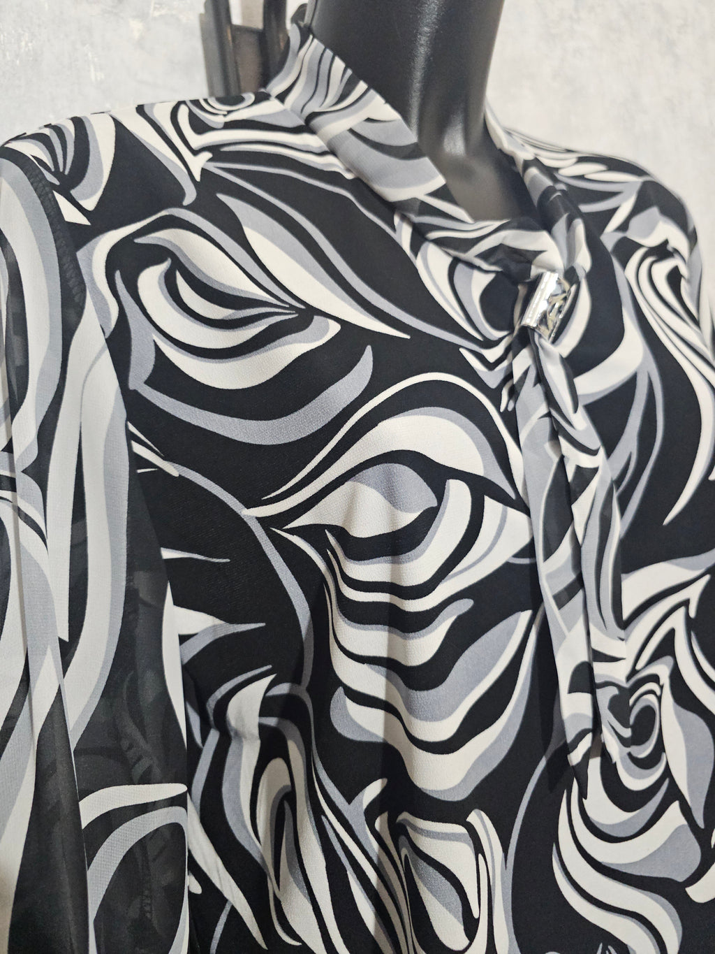 Elegante Damenbluse LINA mit Schwarz-Weiß Muster & Schmuckdetail – Made in Polen