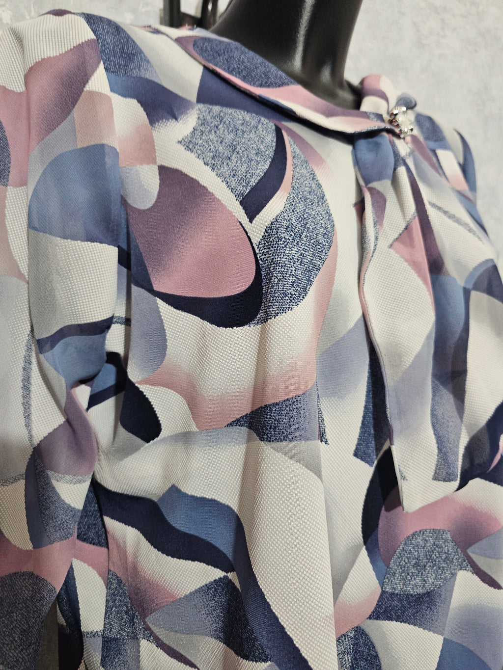 Elegante Damenbluse mit Schleife – Abstract Print | L–4XL